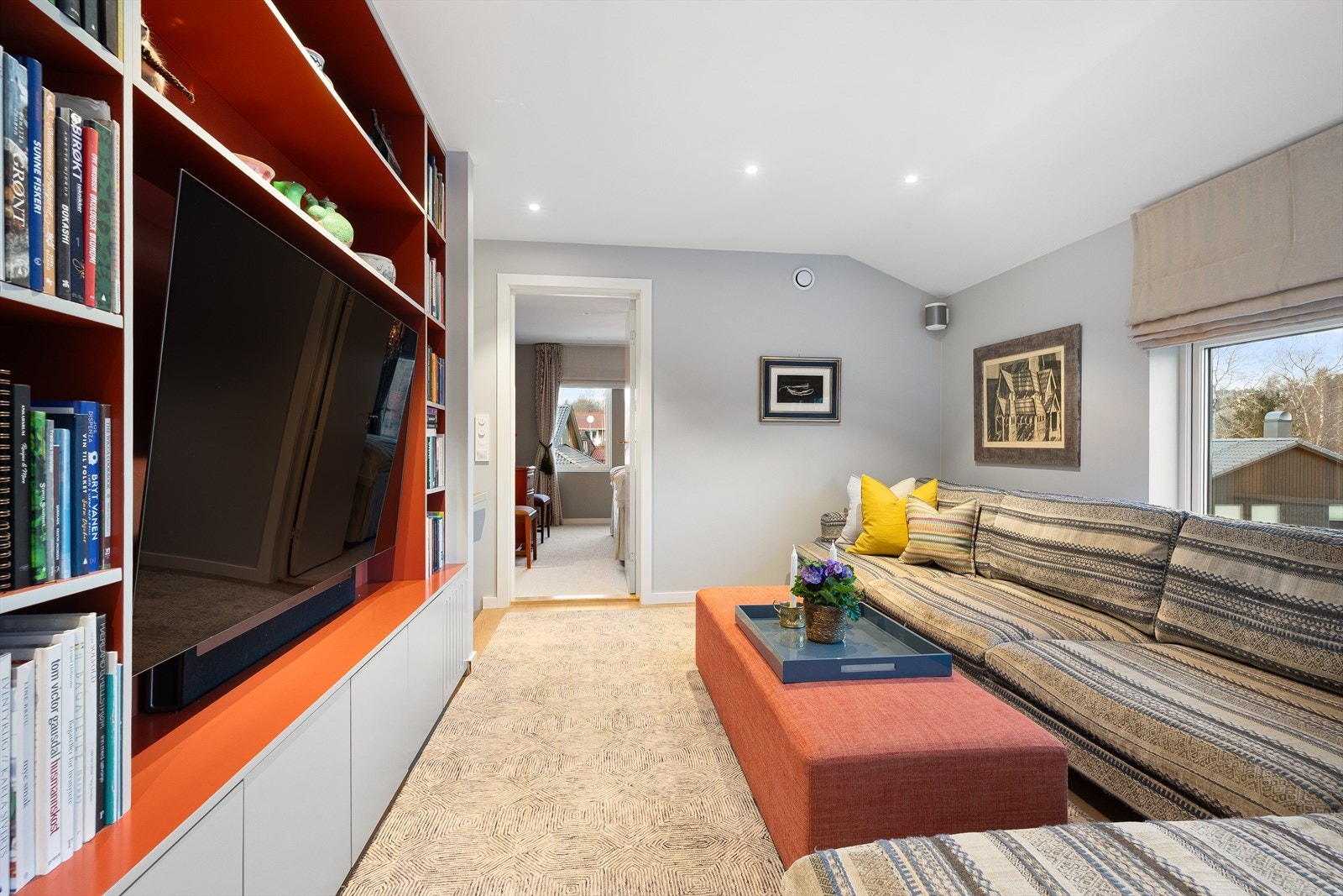 Stuen i overetasjen er romslig med god plass til stor sofa. Galleribilde