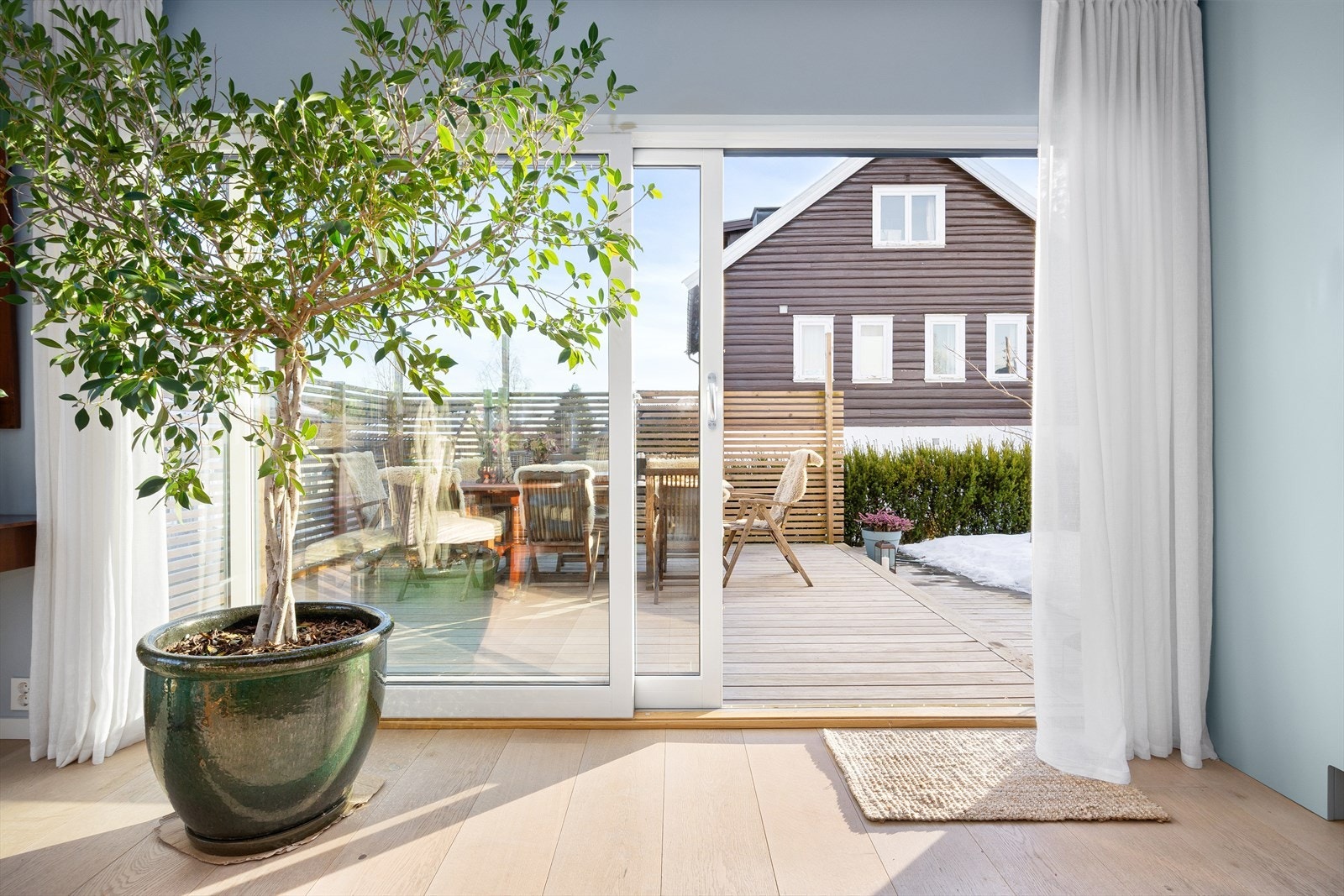 Huset har kvalitetsgulv i eik fra Skogr. Galleribilde