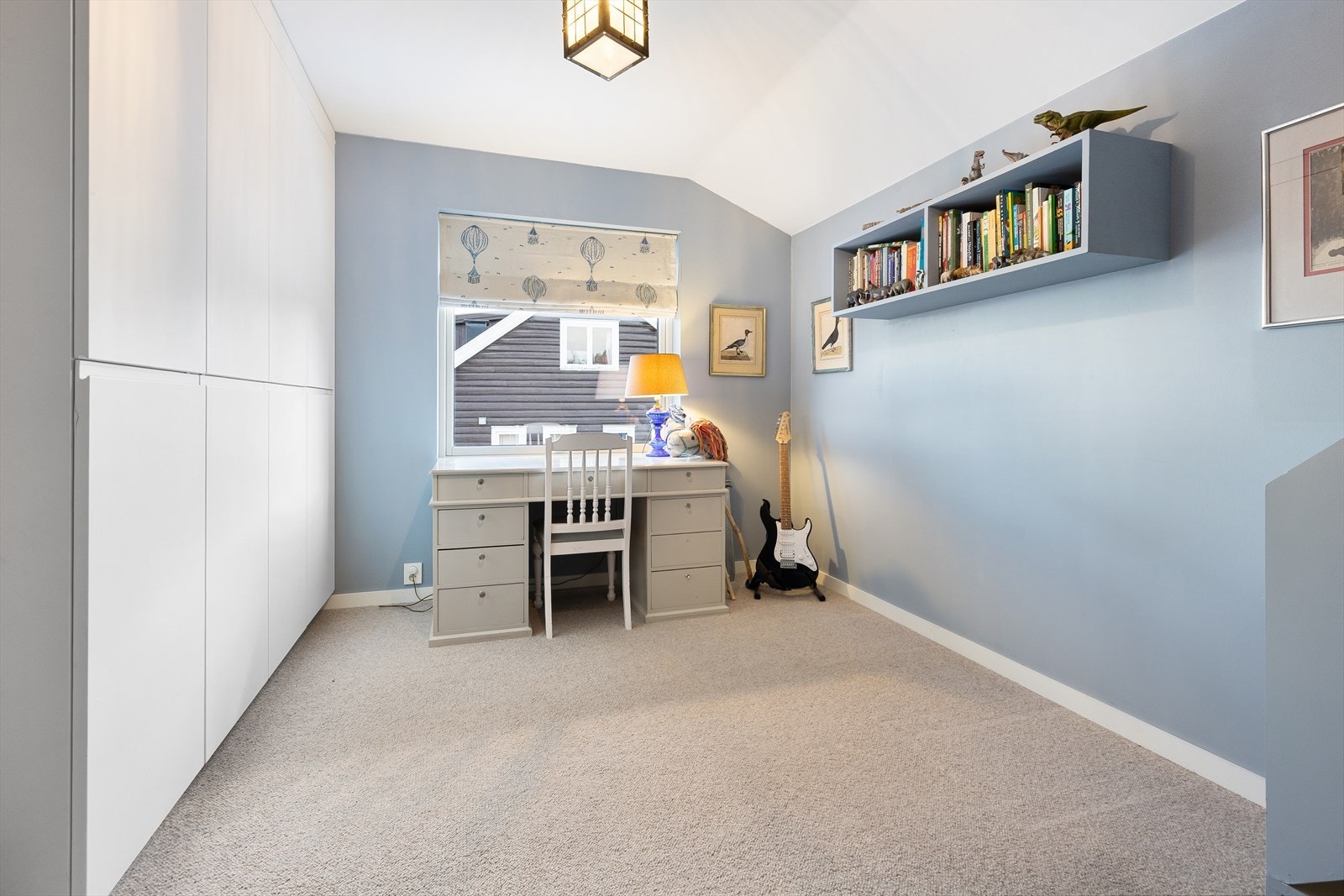 Her er det også god plass til garderobeløsning og skrivebord. Galleribilde