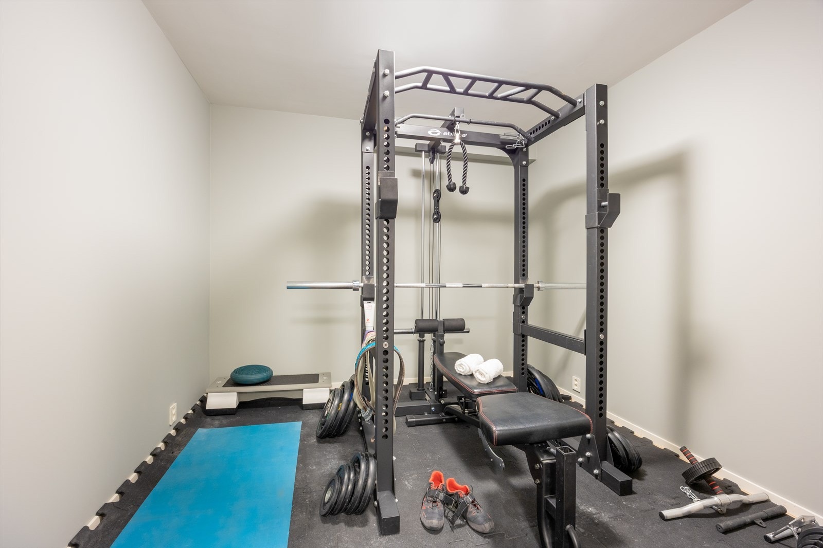 I underetasjen er det et praktisk treningsrom, her finnes det også teknisk rom og bod. Galleribilde