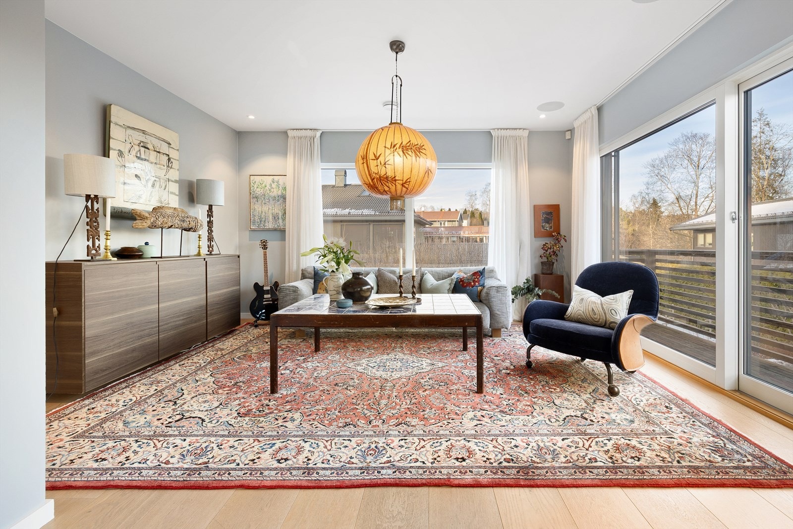 Hjertet av hjemmet er den store og luftige stuen med åpen planløsning. Galleribilde