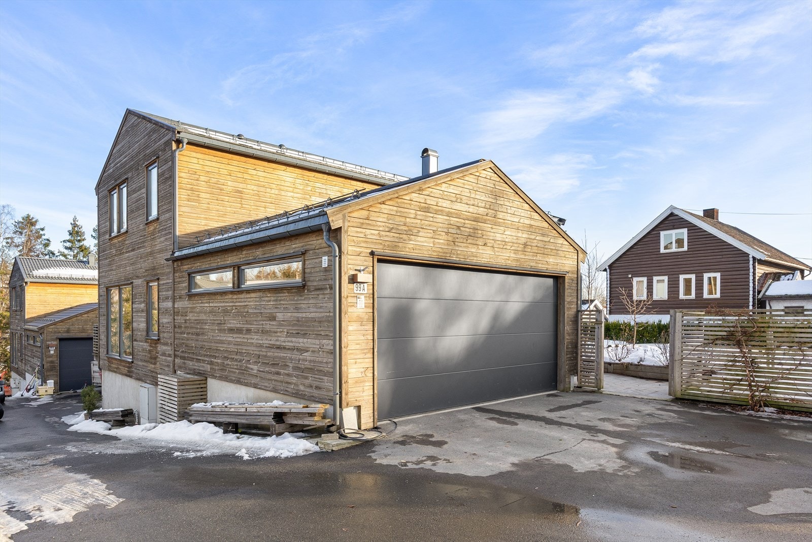 Huset har en dobbelt garasje med el-lader, varmekabel i adkomstvei og inngjerdet tomt med port. Galleribilde