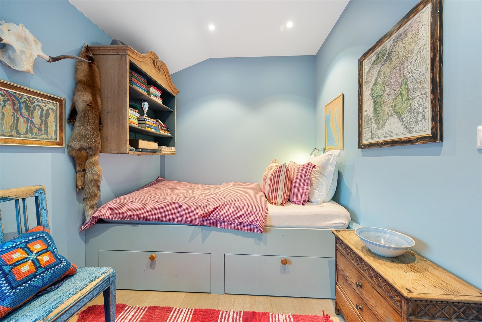 Soverom 4 har en praktisk plassbygget seng med skuffer for oppbevaring. Galleribilde