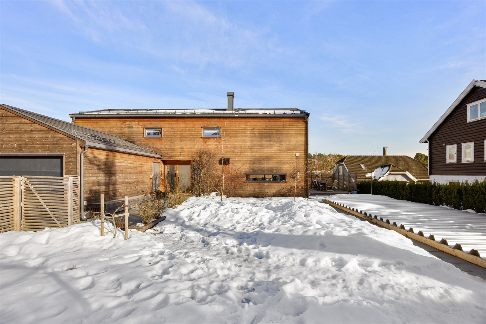 Utvendig er eneboligen oppført med vedlikeholdsvennlige materialer som trekledning, metallbeslag og moderne vinduer med isolerglass. Galleribilde