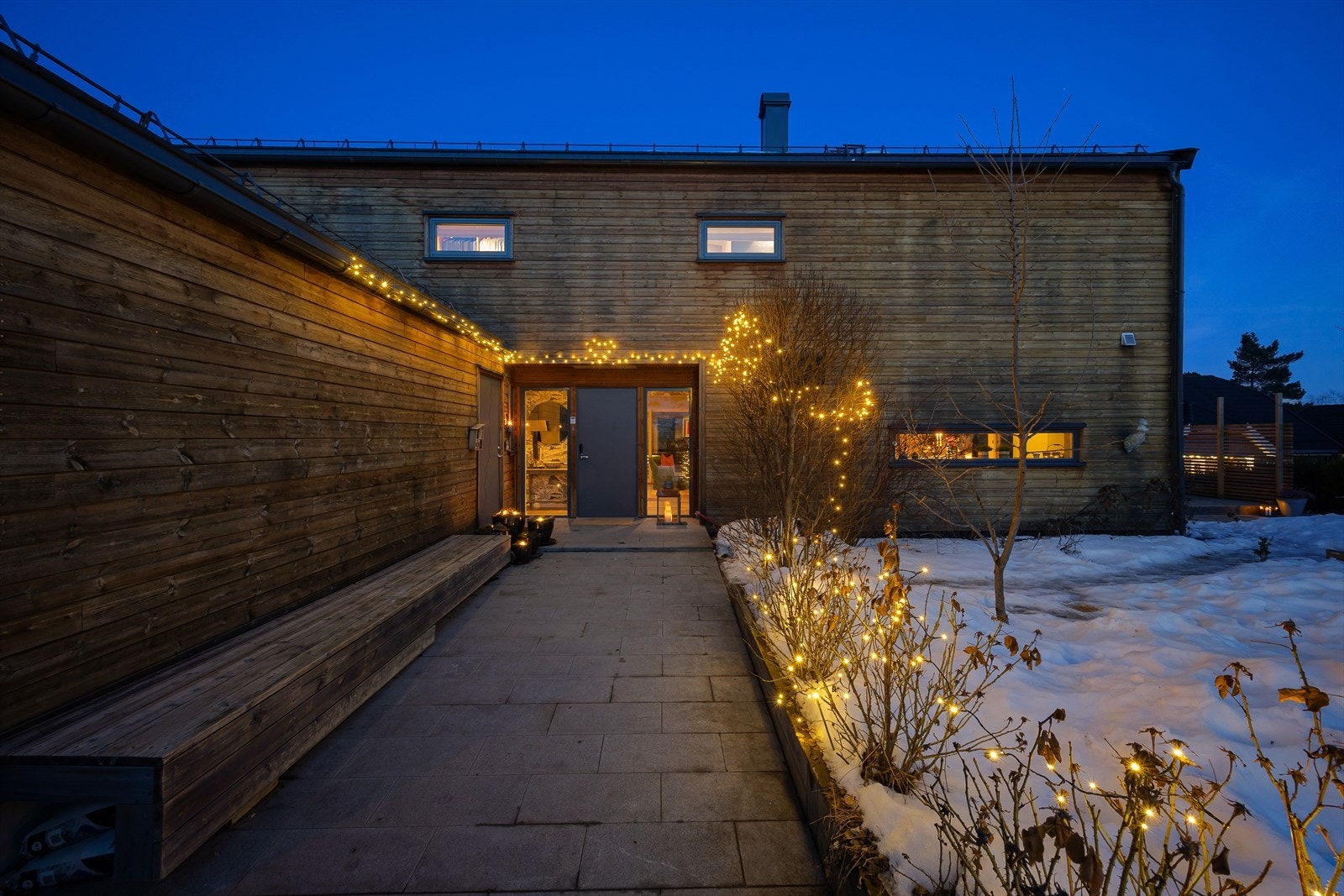 Huset ligger i et veletablert villa-strøk på Jar, med idylliske Lysakerelven bare en liten spasertur unna. Galleribilde