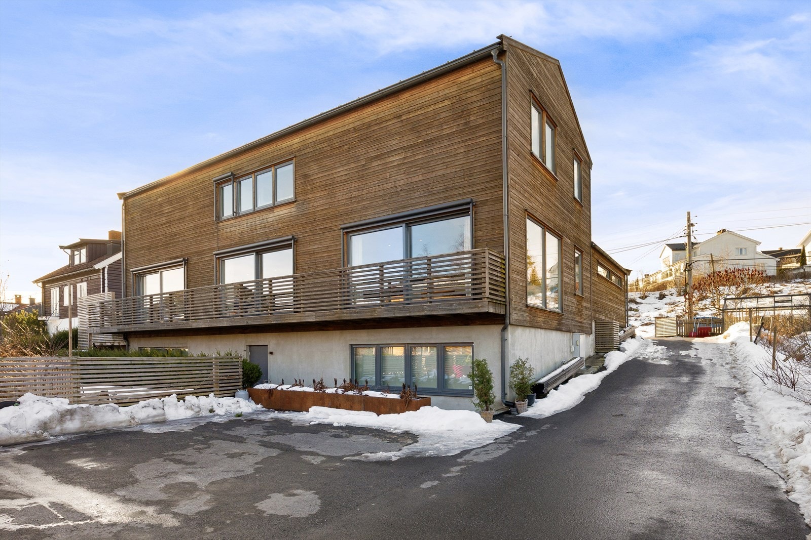 Husets underetasje har egen inngang med to hybelkjøkken/stuer, sovealkove og to bad som gir fleksible muligheter. Rommene er ikke godkjent til varig opphold. Galleribilde