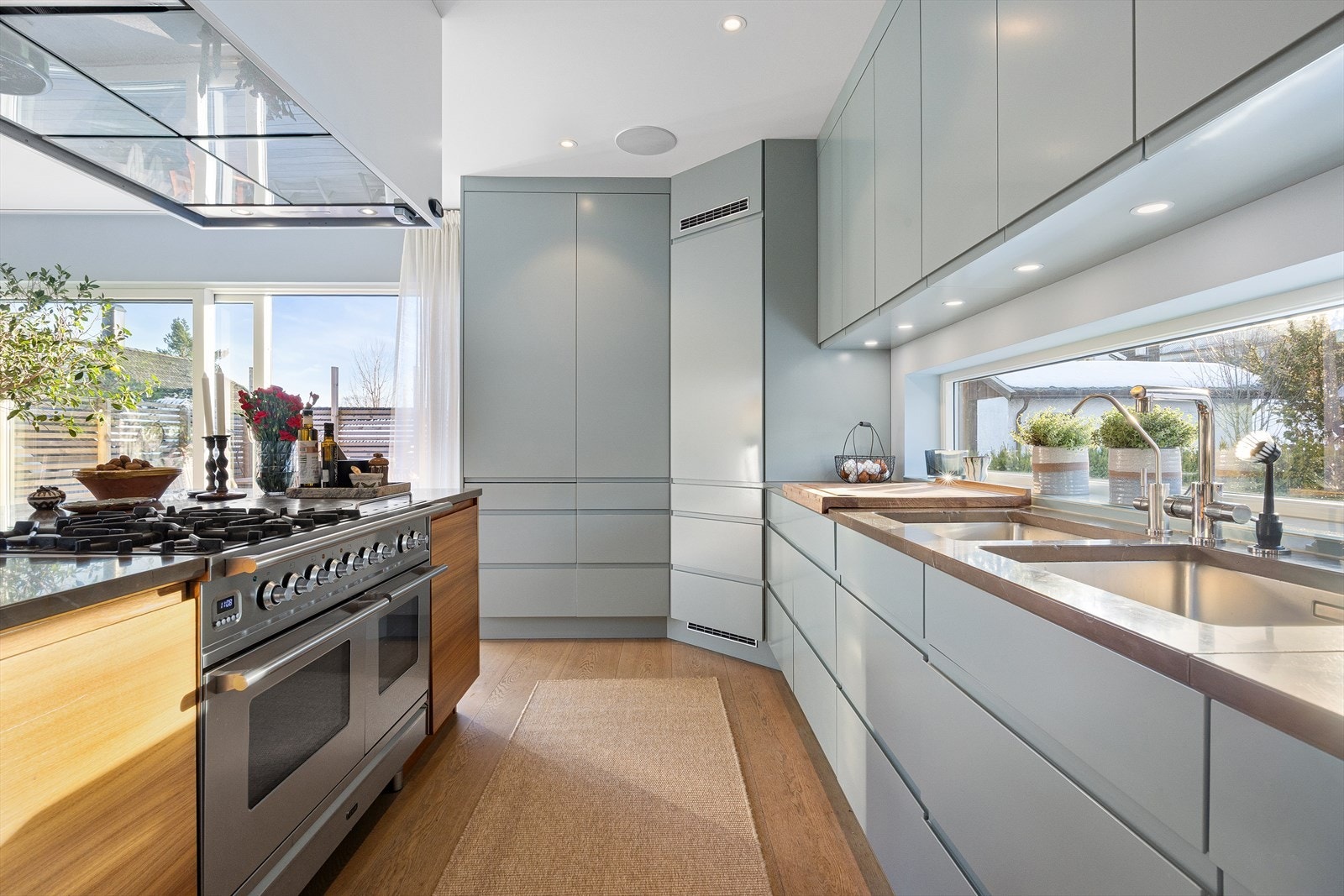 I hjørnet av rommet er det et stort kjøleskap fra Norcool og ellers godt med oppbevaringsplass i skuffer og skap. Galleribilde