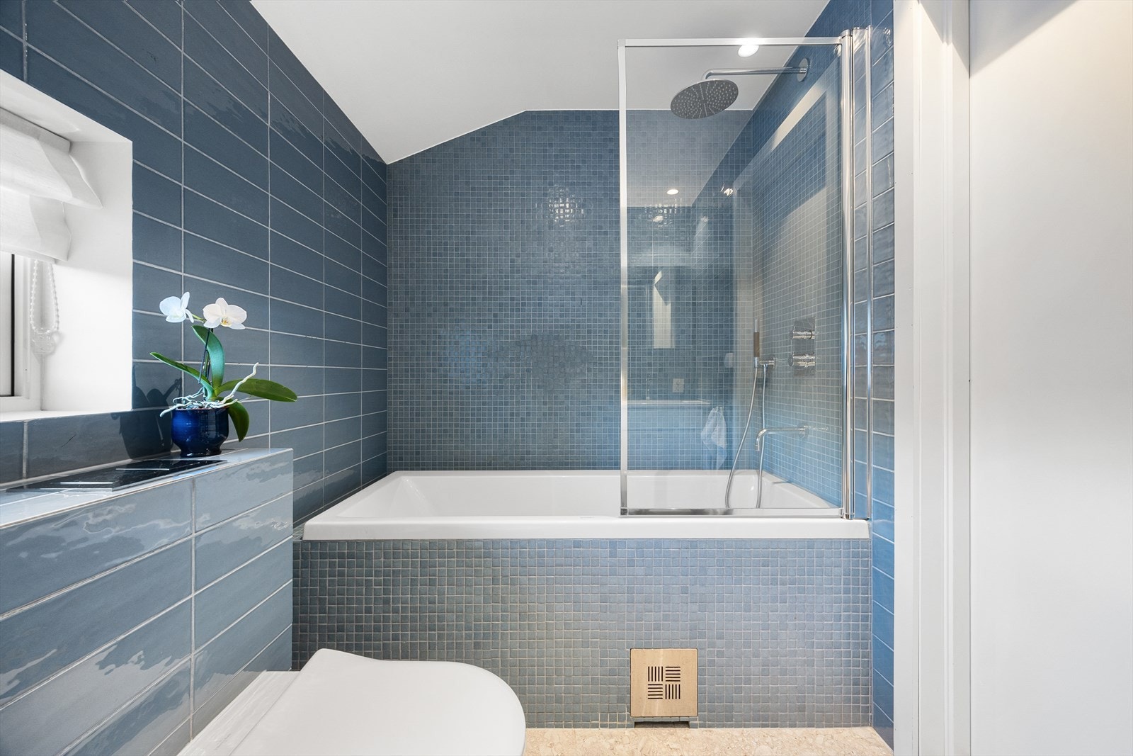 Dette badet kan enkelt gjøres om til bare dusj og ikke badekar som i dag, da det er flislagt med egen dusjsone. Galleribilde