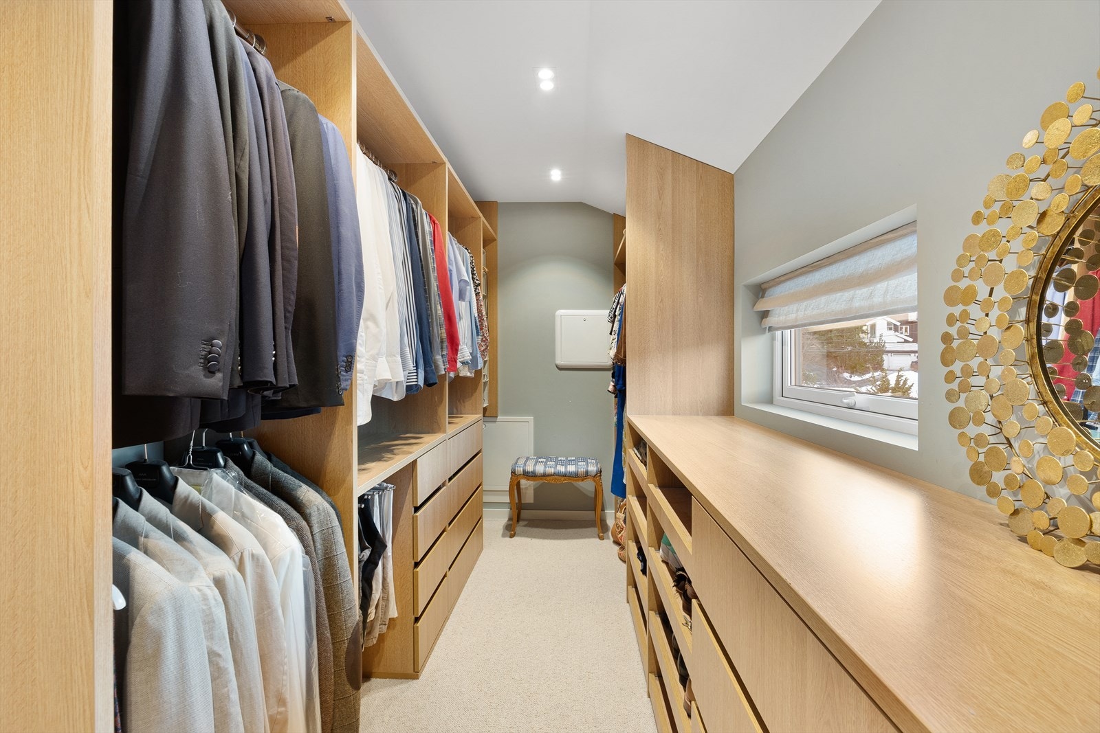 En gjennomtenkt og godt tilpassert walk-in er tilknyttet hovedsoverommet. Galleribilde