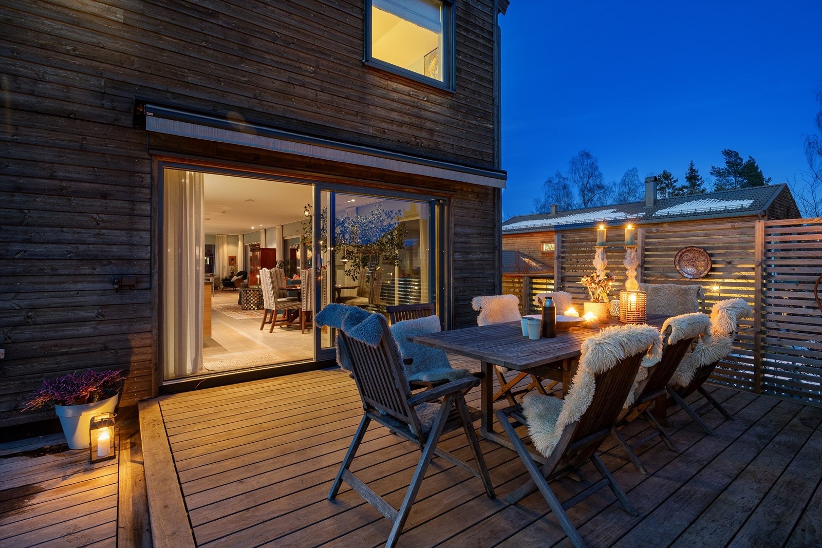 Den store uteplassen er praktisk plassert utenfor kjøkken og spisestue. Galleribilde