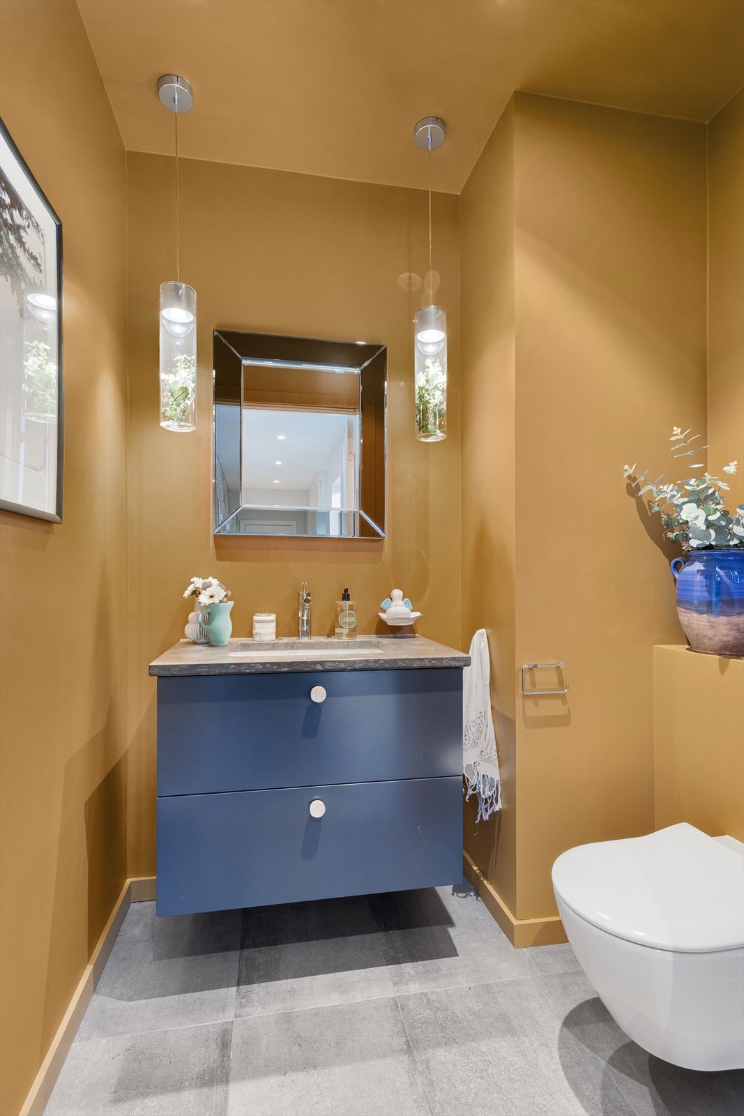 Praktisk plassert gjestetoalett tilknyttet entreen med lekker integrert vask med steinplate. Galleribilde