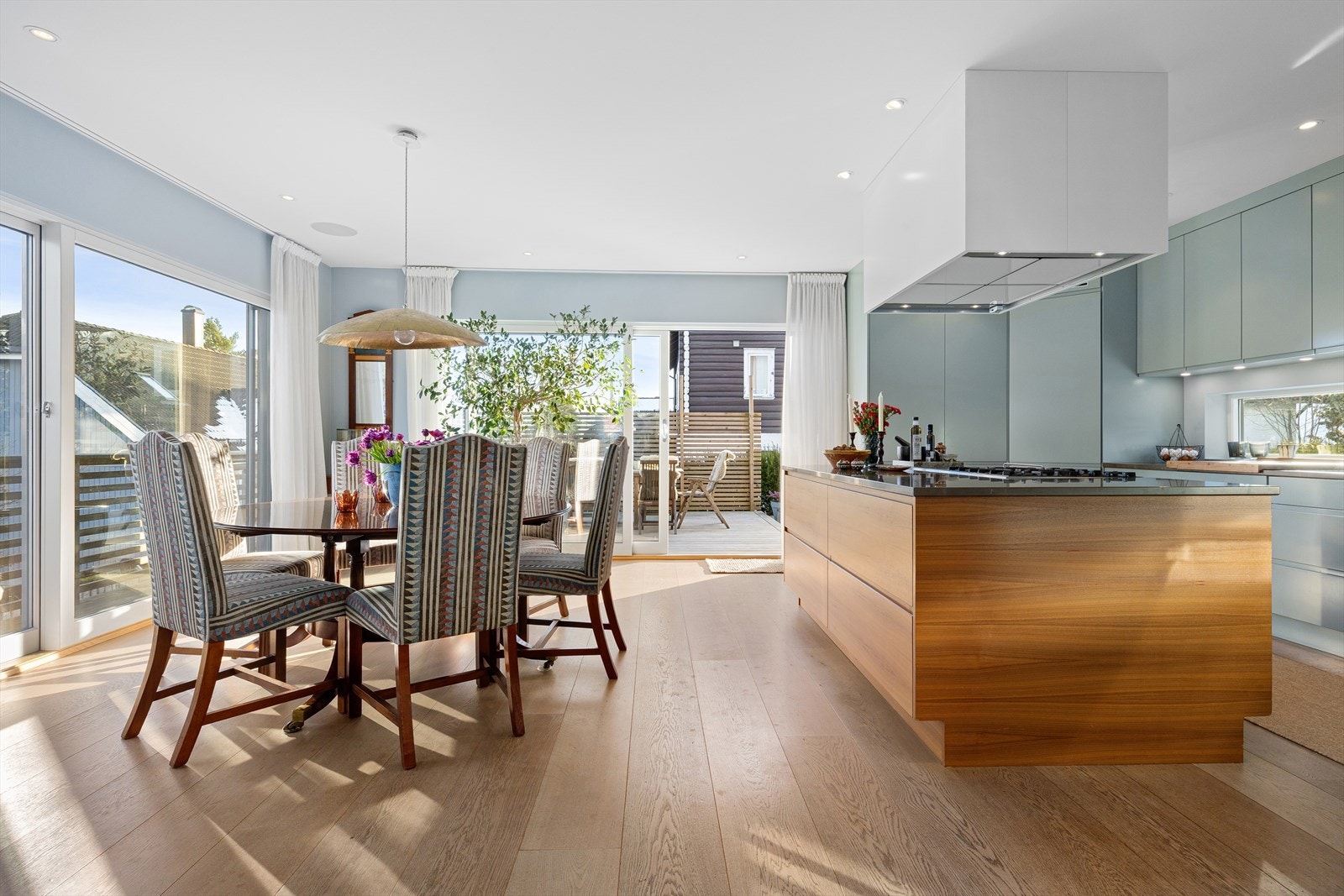 Automatisk vannstopper, komfyrvakt og moderne el-anlegg med jordfeilautomater gjør hjemmet trygt og problemfritt. Galleribilde