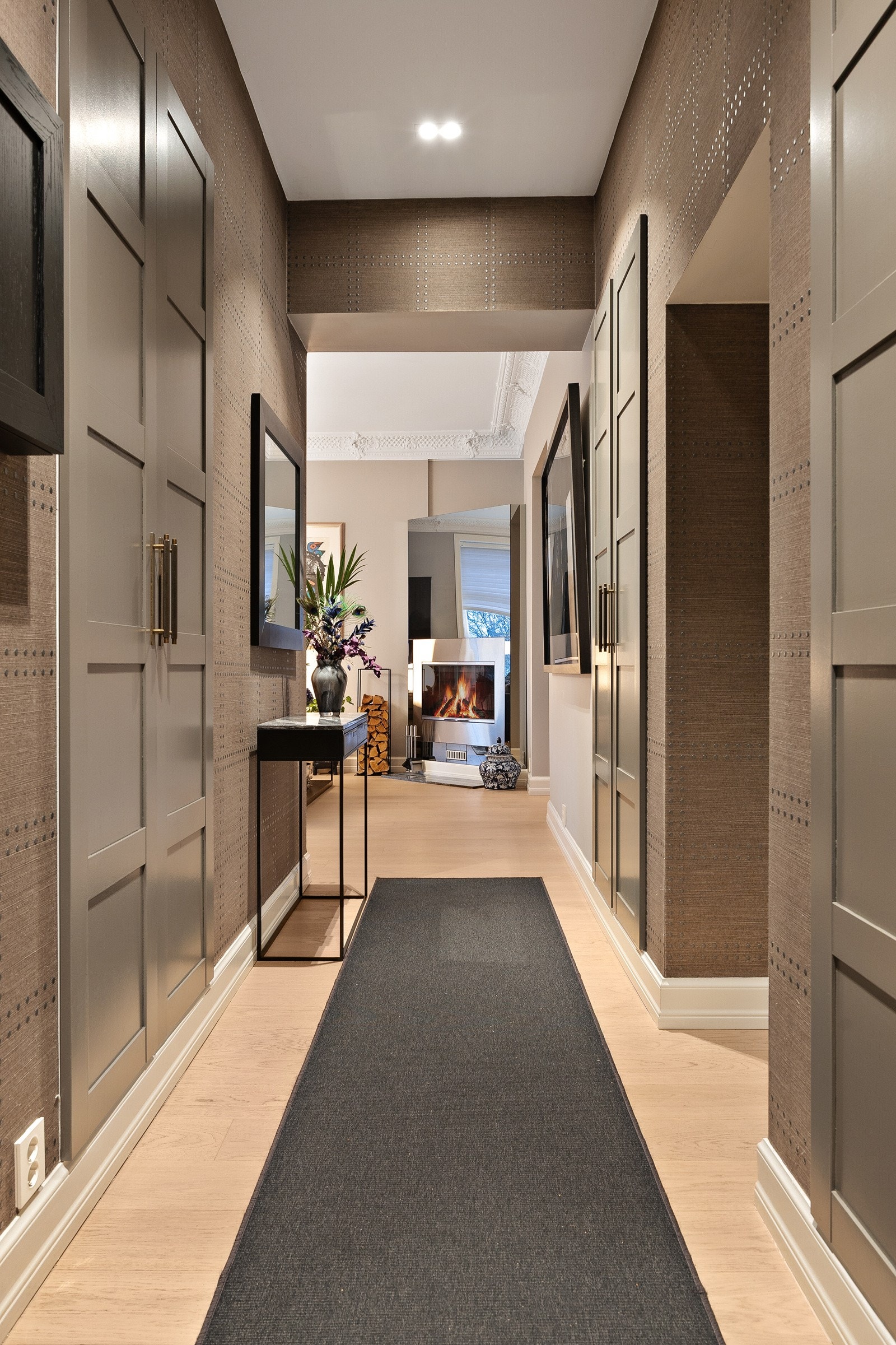 Entré med plassbygde skap Galleribilde