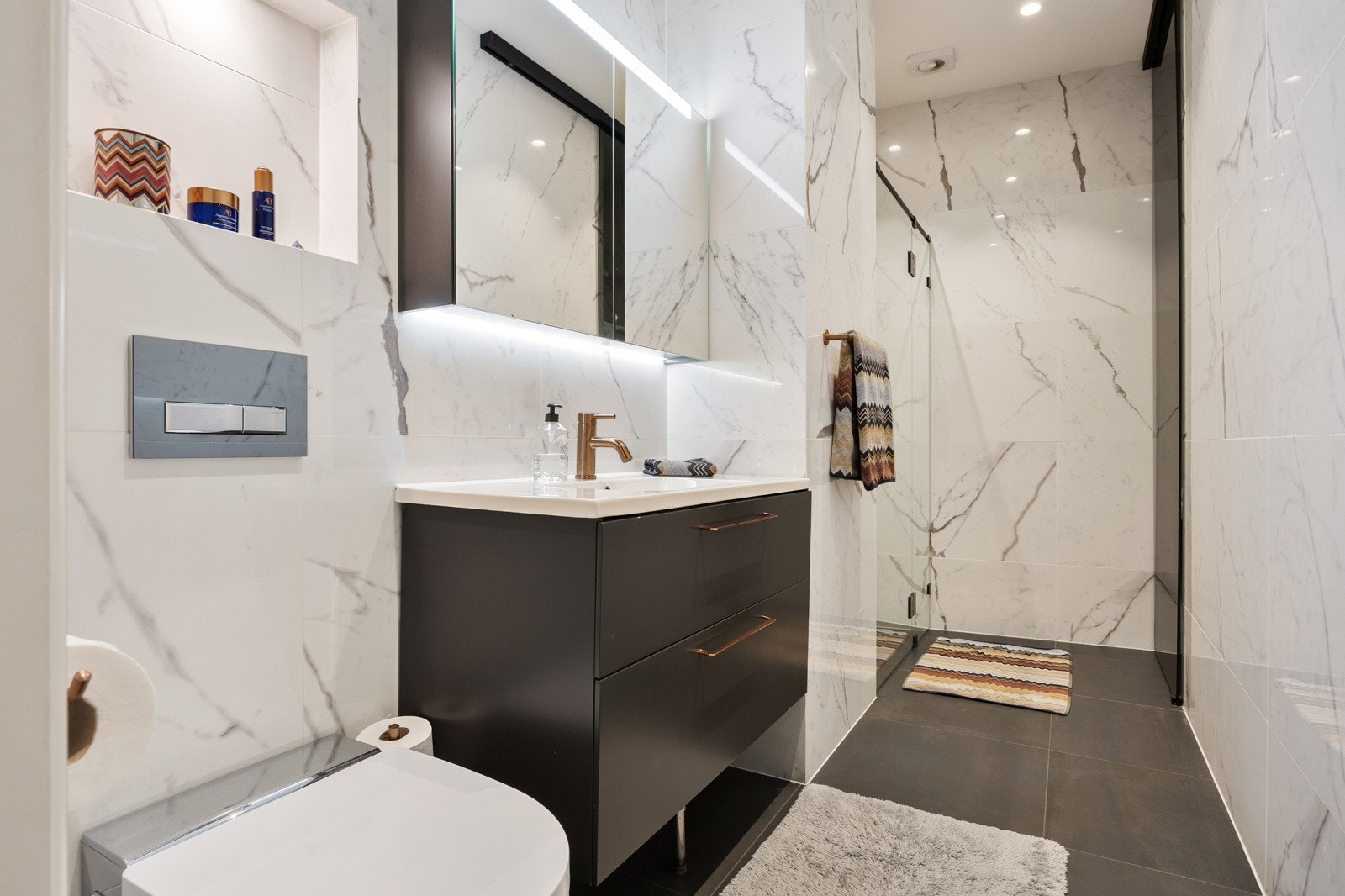 Bad med Geberit Aqua Clean dusjtoalett Galleribilde