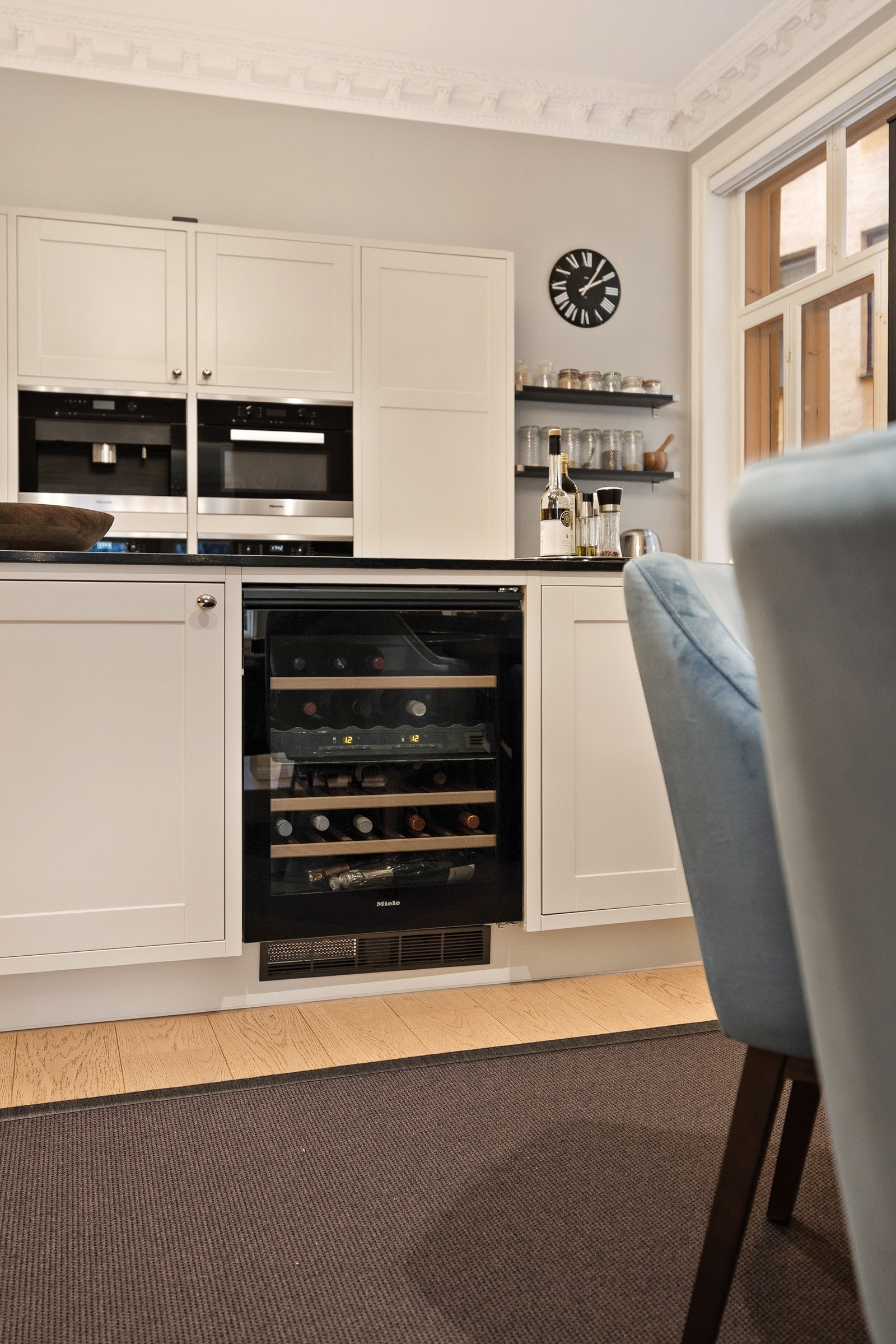 Vinskap i kjøkkenøy Galleribilde