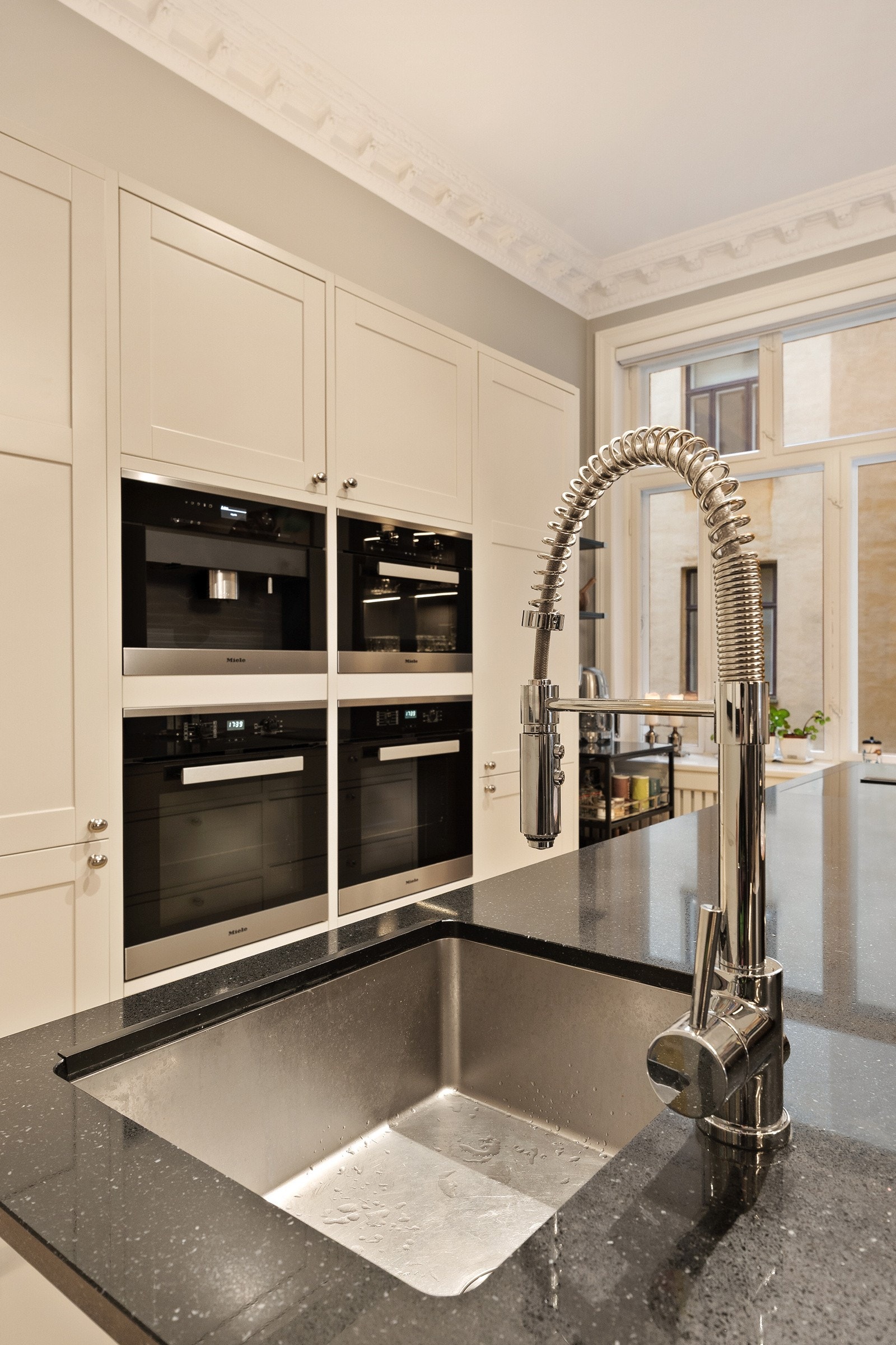 Nibu blandebatteri i krum med dusj Galleribilde