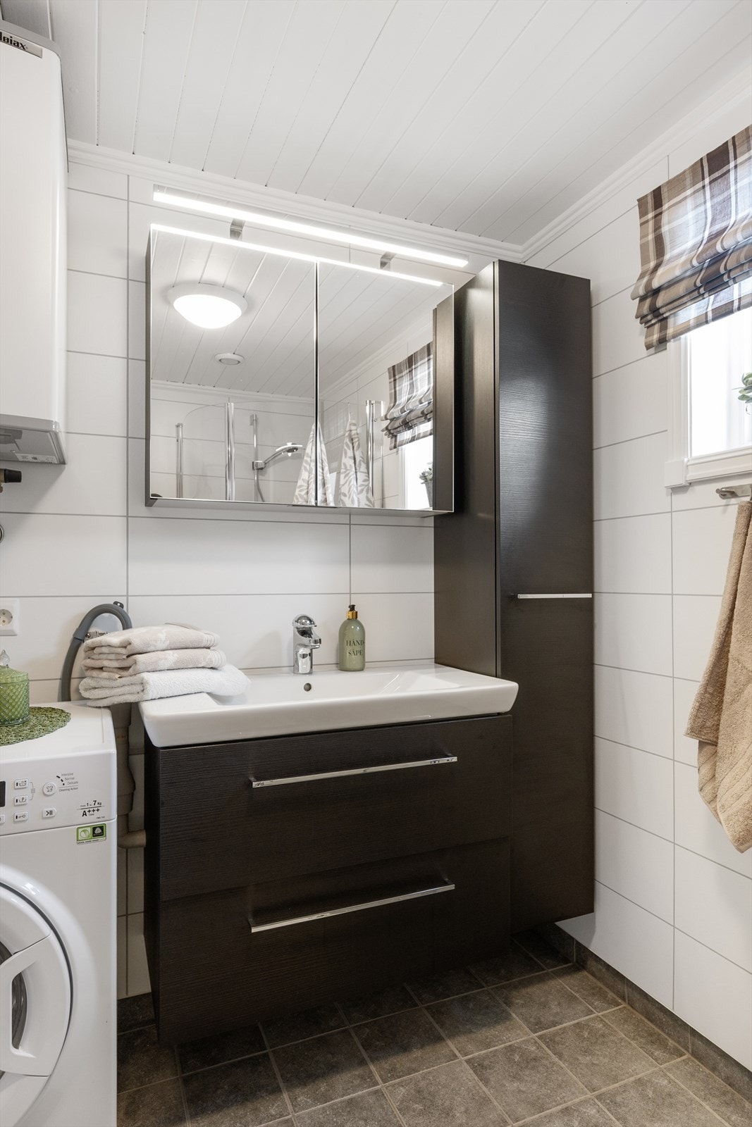 Innredning med nedfelt servant og god oppbevaringsplass i skap. Galleribilde