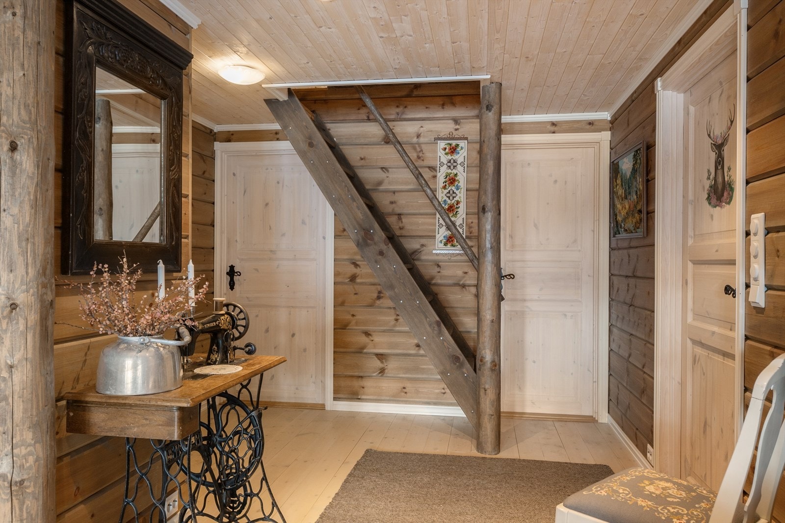 Fra gangen fører en trapp opp til hemsen, som rommer ytterligere to rom brukt som soverom. Galleribilde