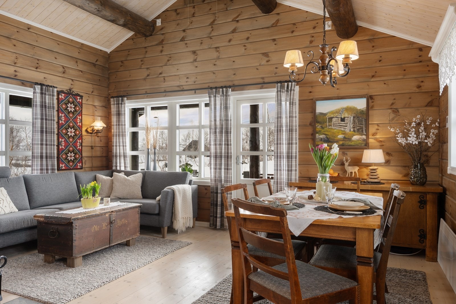 Rommet har god plass til både sofagruppe og spisebord for hyggelige stunder med familie og venner. Galleribilde