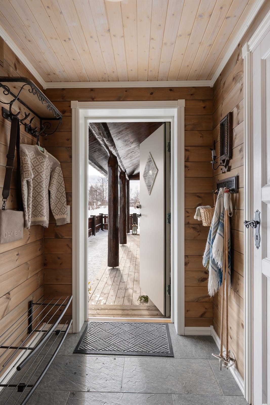 Velkommen inn i et praktisk vindfang. Gjennomgående i hytta er det panel på vegger og furugulv, samt noen rom med flislagt gulv. Galleribilde
