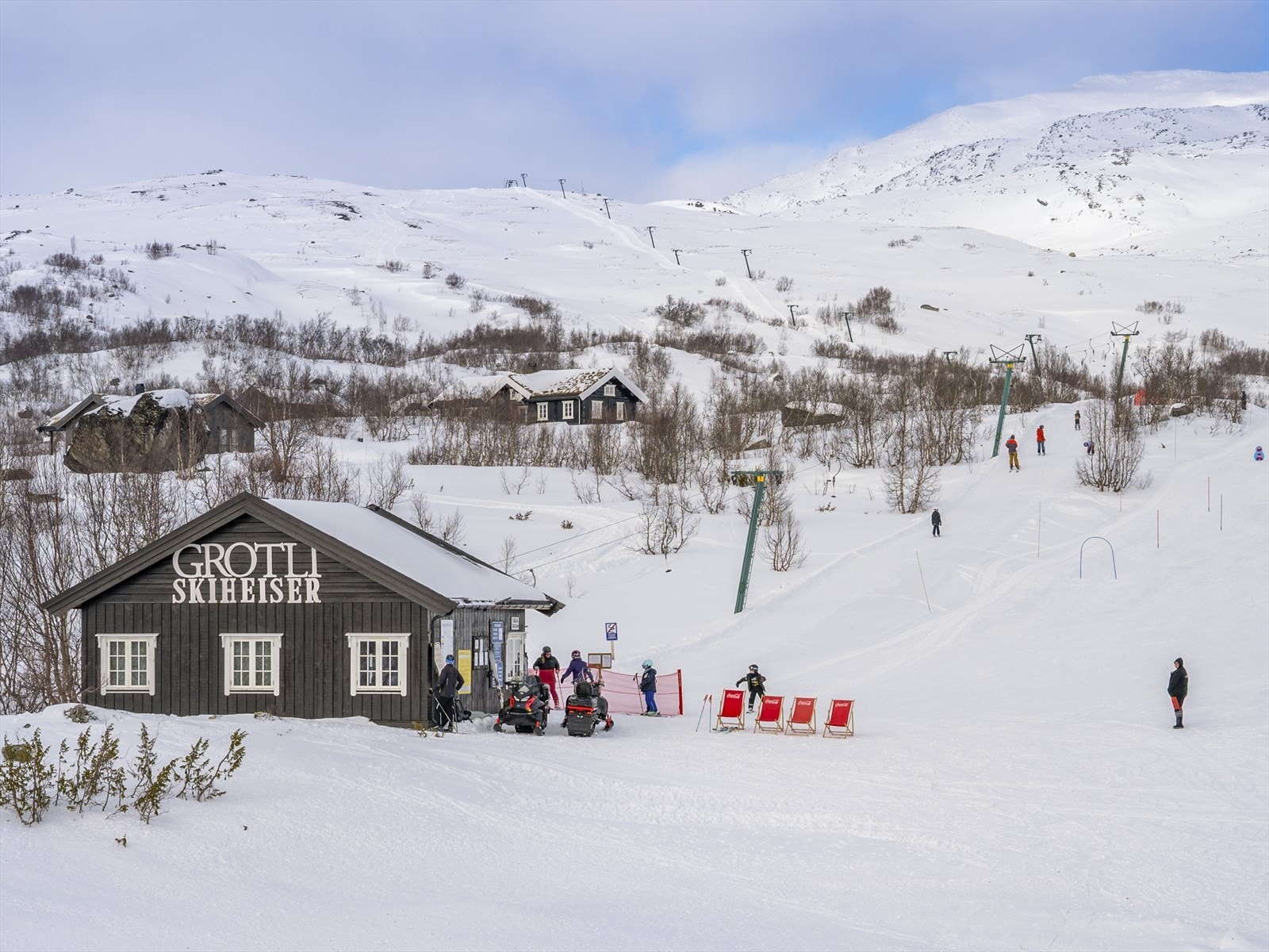 Det er kort vei til alpinanlegget ved Grotli Høyfjellshotell, kun 400 meter unna. Galleribilde