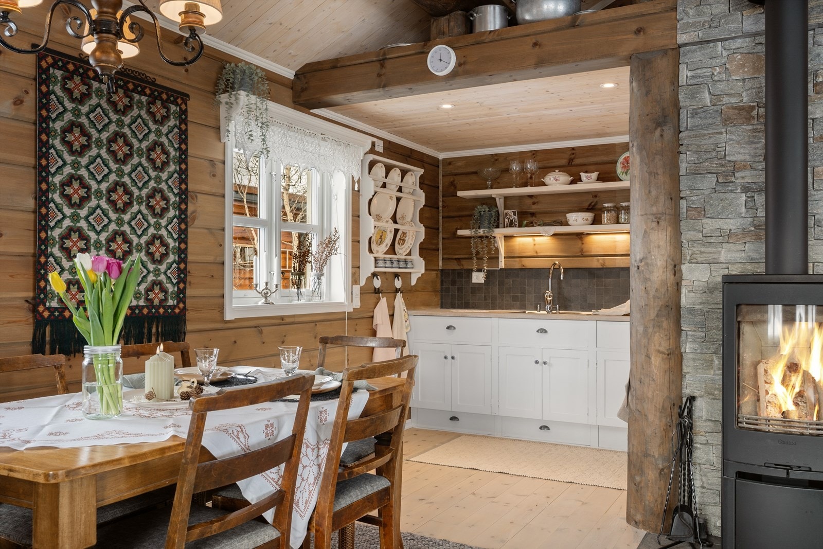 Det plassbygde kjøkkenet i heltre og kryssfiner er både funksjonelt og stilrent. Galleribilde