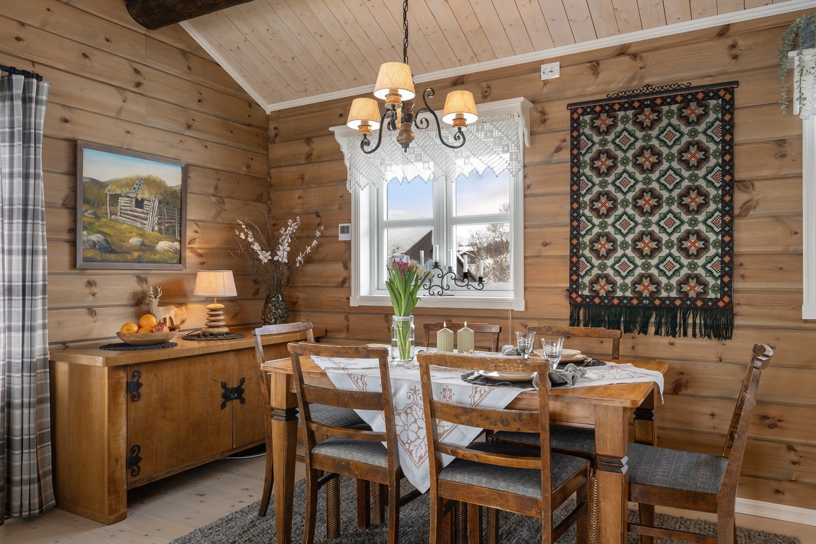 Spiseplassen er en naturlig del av det åpne allrommet. Galleribilde