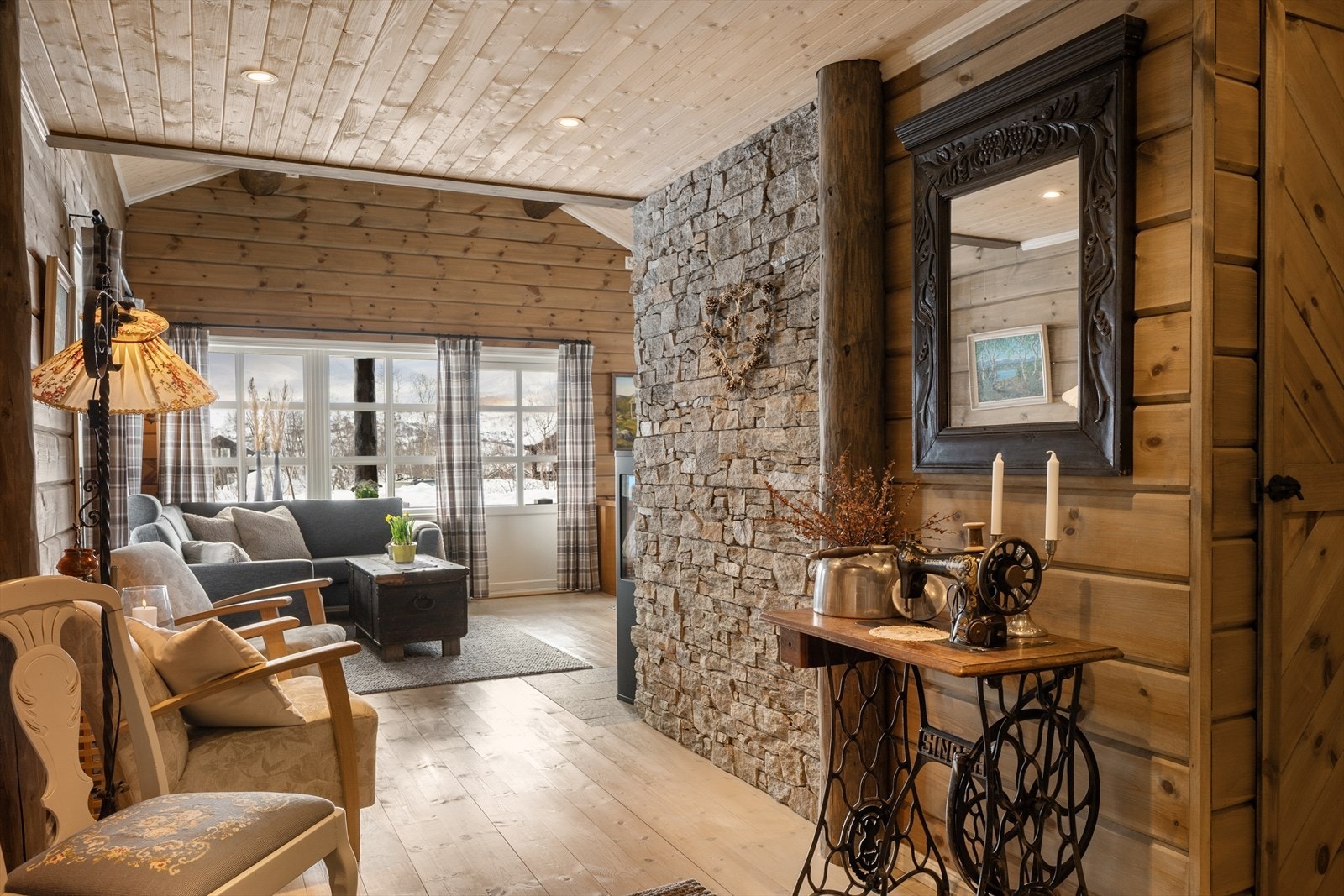 Den gjennomgående bruken av tre skaper en varm og innbydende atmosfære. Galleribilde