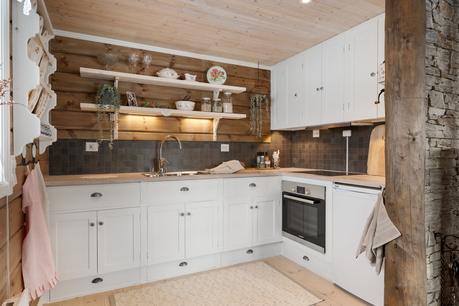 Kjøkkenet har integrerte hvitevarer og godt med skap- og benkeplass. Galleribilde