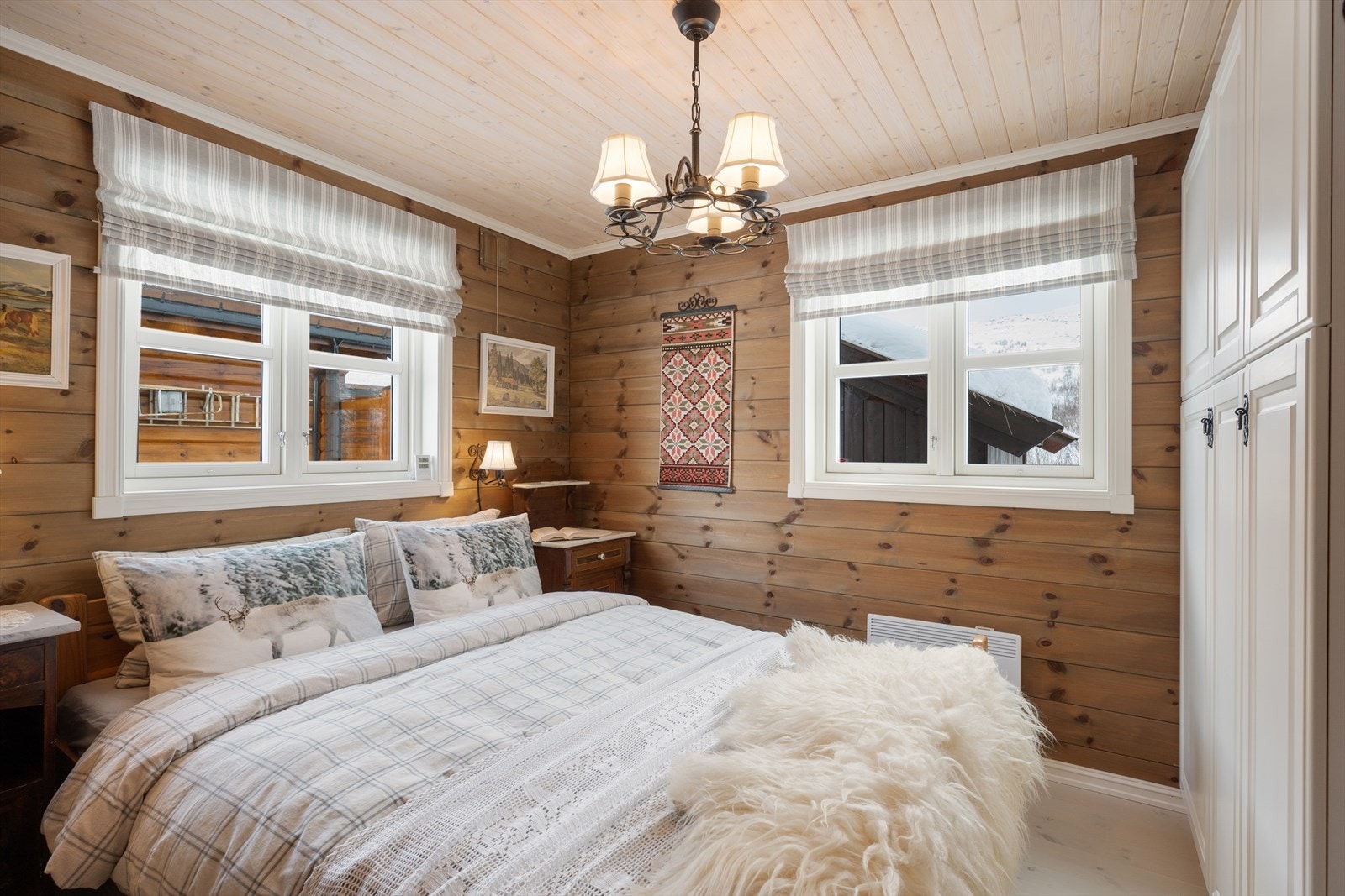 Hyttas hovedsoverom i første etasje er lunt og trivelig. Galleribilde