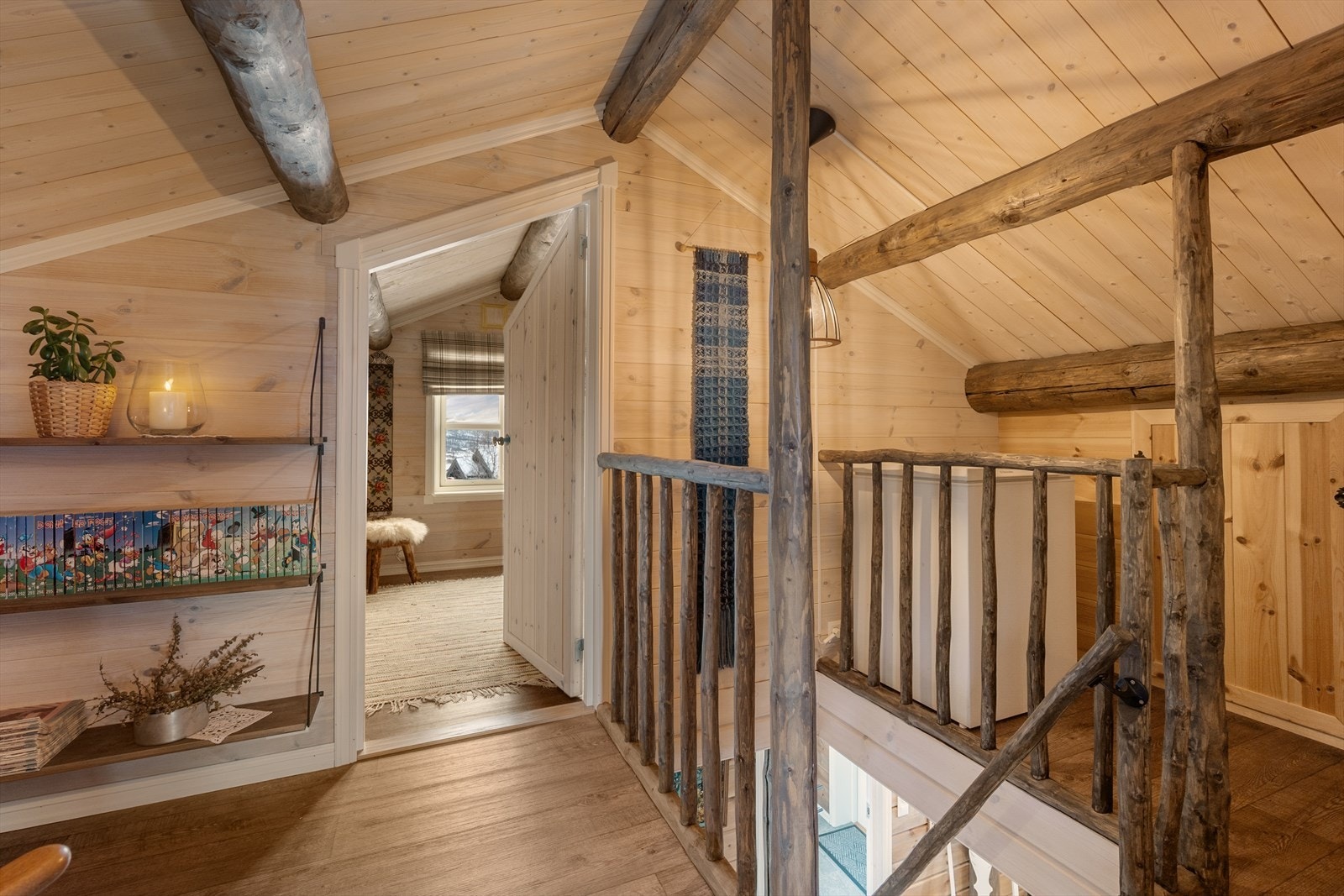 Oppe på hemsen er det en liten gang som fordeler til de to rommene brukt som soverom. Disse rommene er i byggetegningene inntegnet som hems. Galleribilde