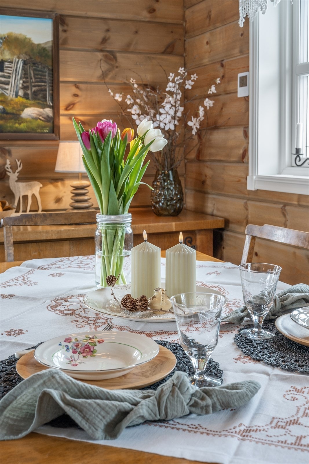 Gjennomtenkte detaljer og materialvalg skaper en autentisk hyttestemning. Galleribilde