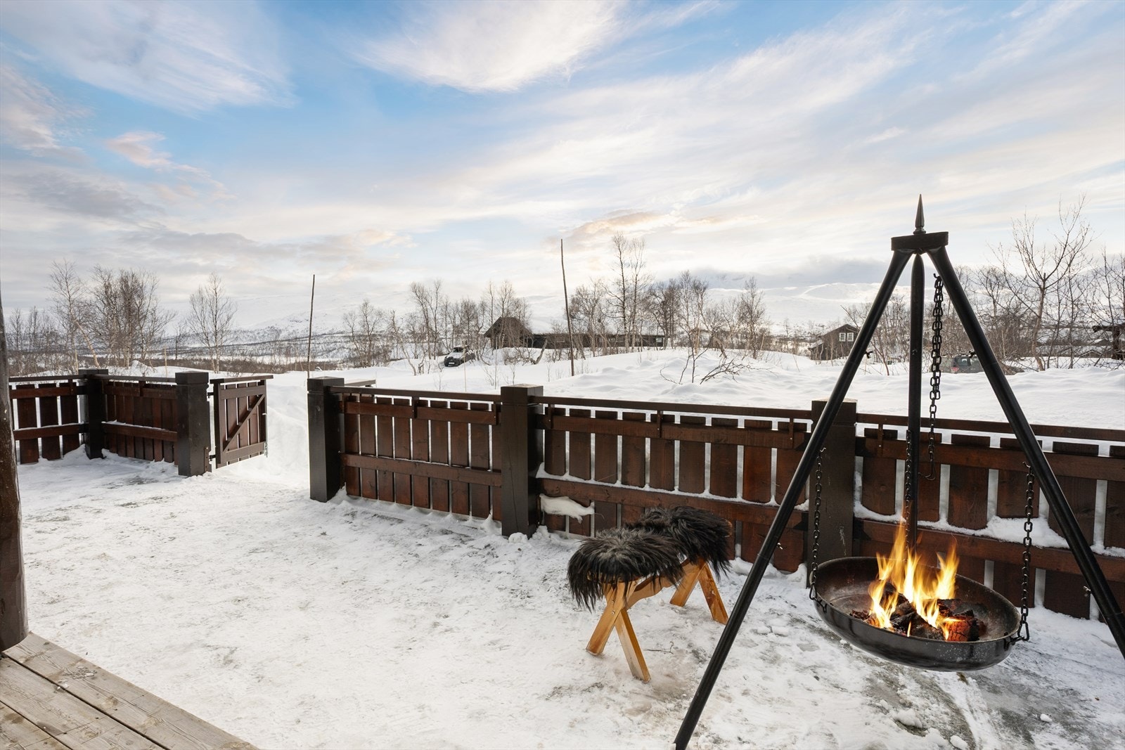 Fra uteplassen har man en åpen utsikt over det omkringliggende landskapet. Galleribilde