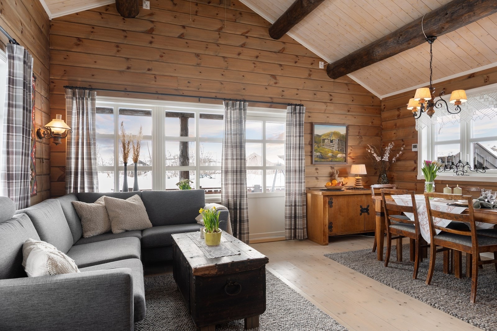 I stua er det store vindusflater som gir rikelig med lys og rammer inn den flotte naturen utenfor. Galleribilde