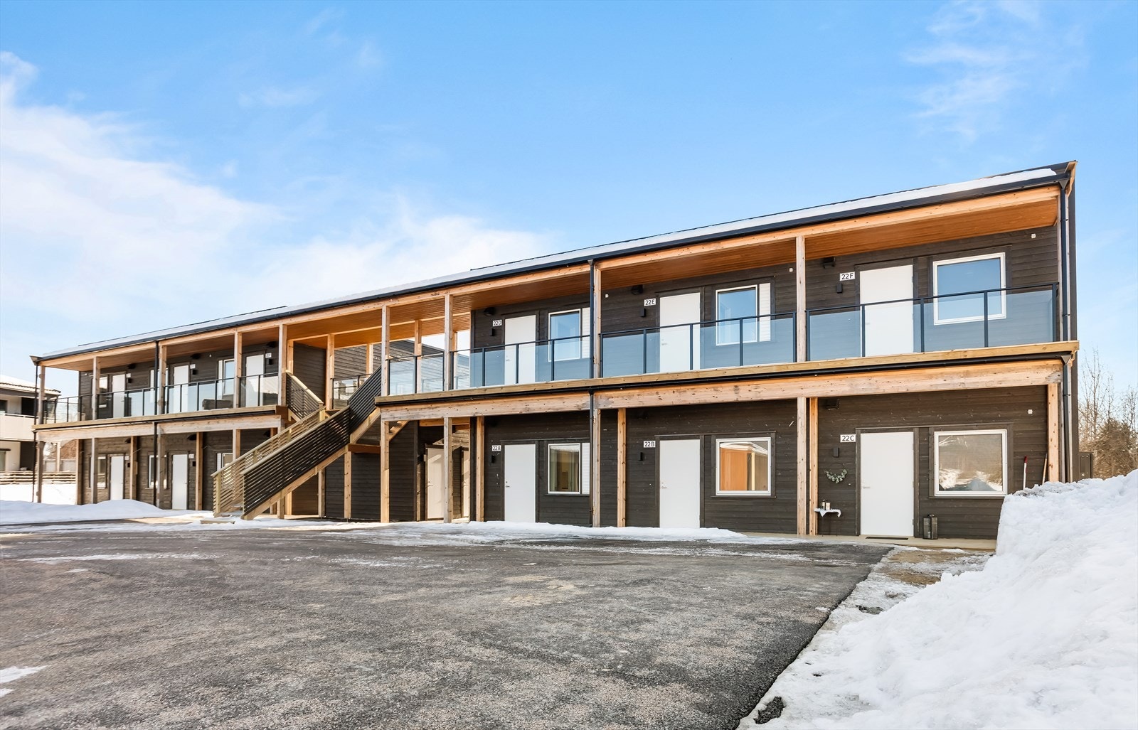 Bygget har en moderne fasade med vedlikeholdsvennlig Ultimalt-kledning, som er sopp- og råtebeskyttet. Galleribilde