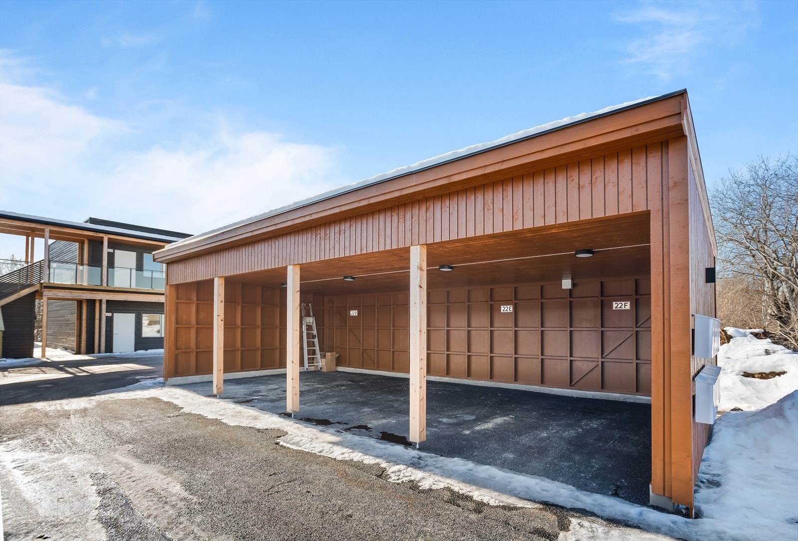 Det er tilrettelagt for tilvalg av elbillading i carporten. Hver leilighet har også en egen sportsbod på 2,5 m². Galleribilde
