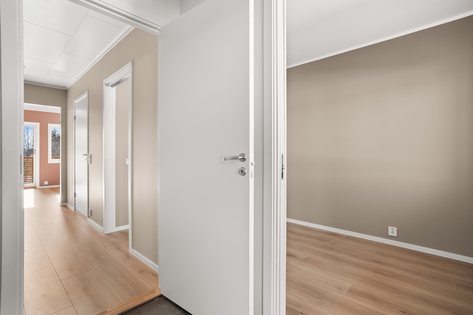 Leiligheten har en gjennomtenkt planløsning på 41 m² P-rom, med slette, hvitmalte innerdører og vegger. Galleribilde