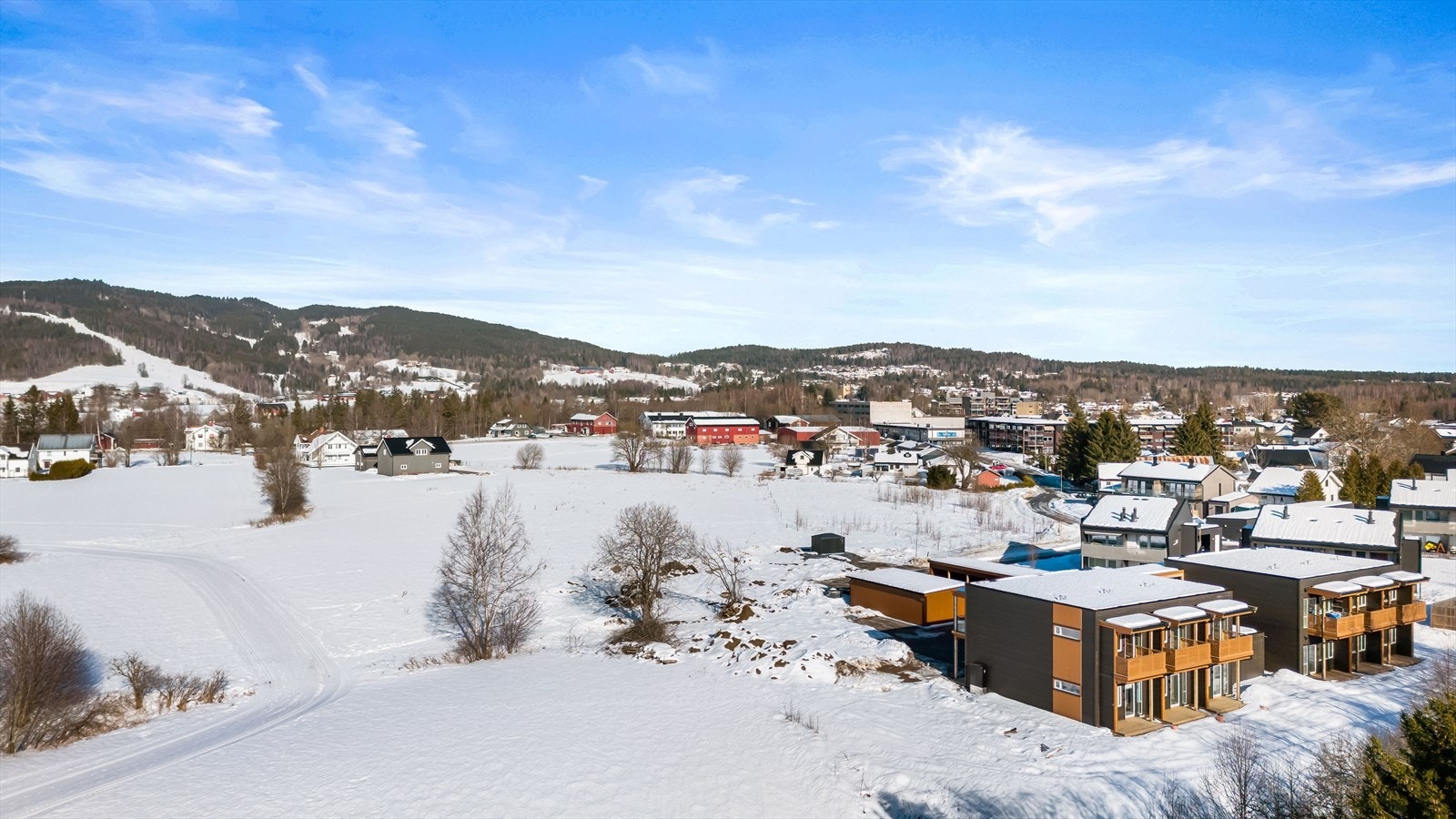 Med bussholdeplass kun ett minutt unna og 16 minutters kjøretur til Oslo Gardermoen, er beliggenheten svært sentral. Galleribilde