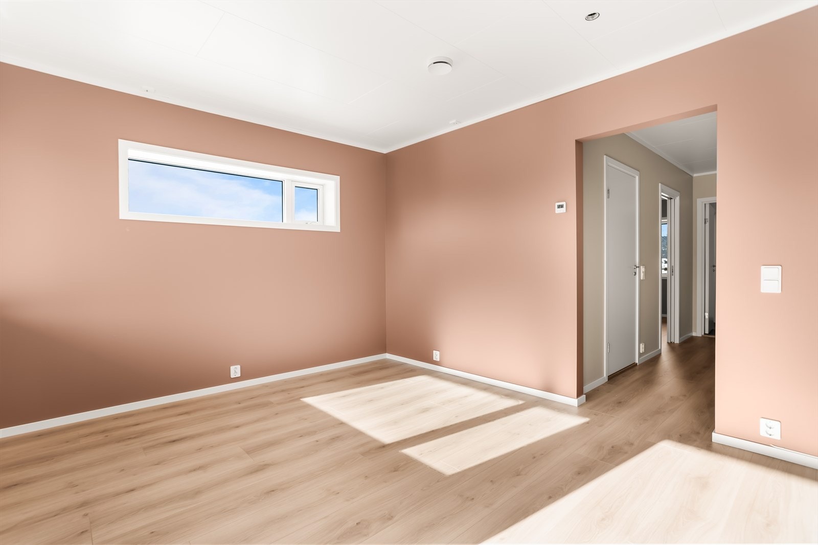 Stuen er en del av det åpne oppholdsrommet på totalt 22,2 m², med god plass til både sofagruppe og spisebord. Galleribilde