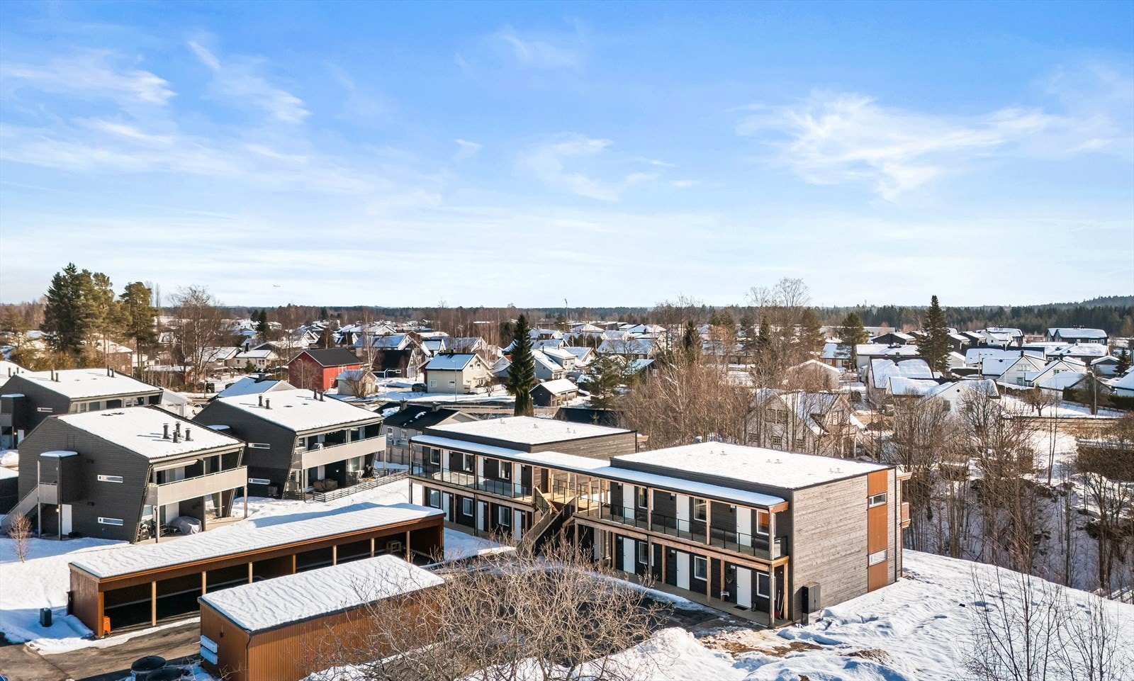 Fra Solheimsfeltet er det kort vei til både barnehager og skoler, samt dagligvarebutikker som Coop Extra og Kiwi. Galleribilde