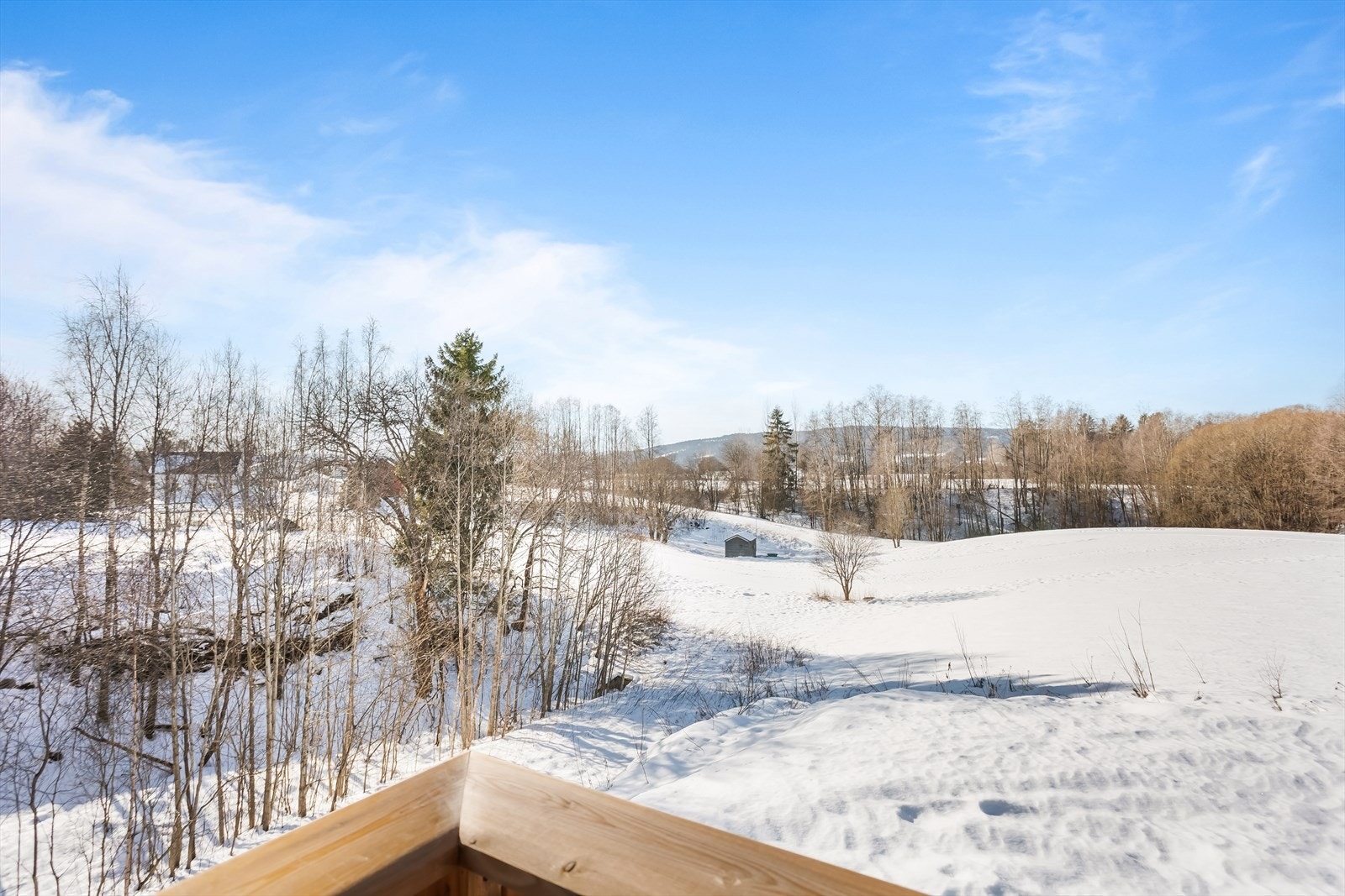 Fra balkongen har du utsikt over nærområdet og de landlige omgivelsene. Galleribilde