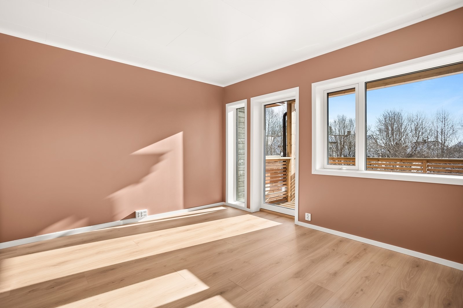 Vinduene har 3-lags super energiglass med argongass, som bidrar til god isolasjon og energieffektivitet. Galleribilde