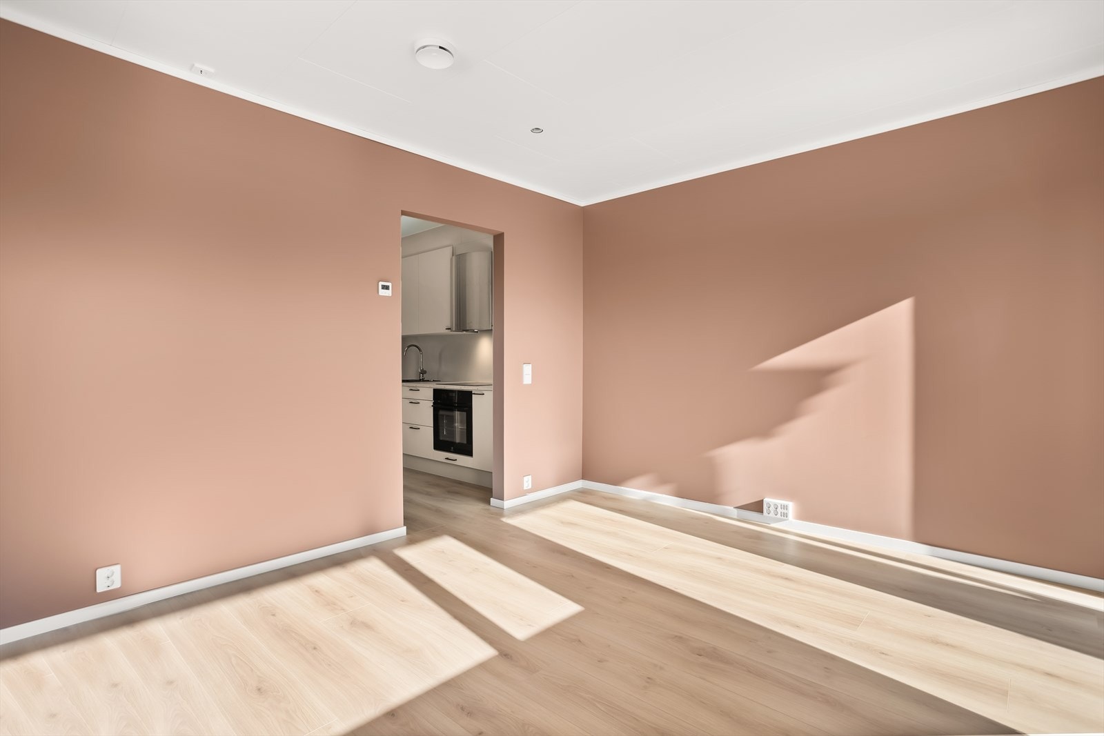 Den åpne løsningen mellom stue og kjøkken skaper en sosial og funksjonell sone. Galleribilde