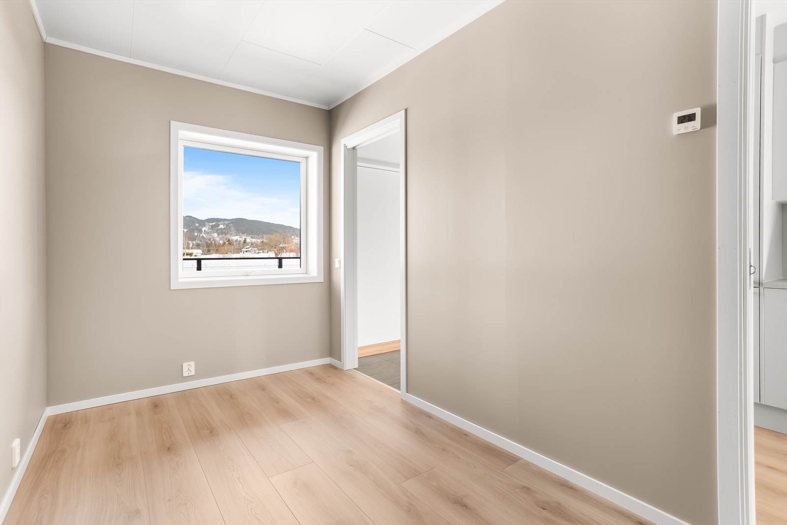 Soverommet på 8,3 m² har også vannbåren gulvvarme og innblåsning av frisk luft fra ventilasjonsanlegget. Galleribilde