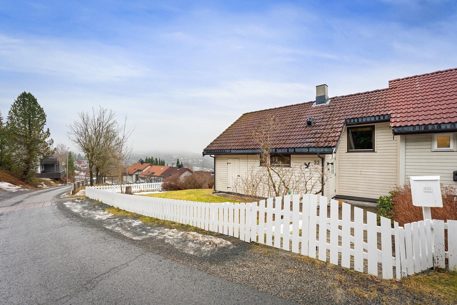 Hyggelig hage på fremsiden av huset Galleribilde