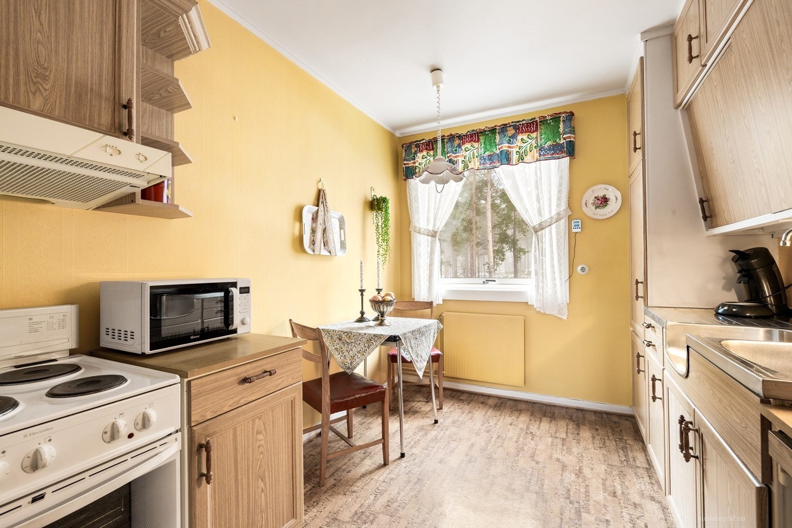 Kjøkkenet ligger separat og har innredning med profilerte fronter og benkeplate av laminat. Galleribilde