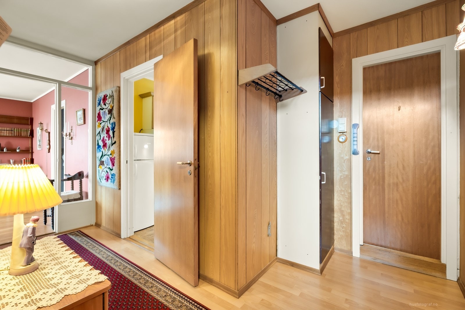 Romslig gang med innebygget garderobeskap. Galleribilde