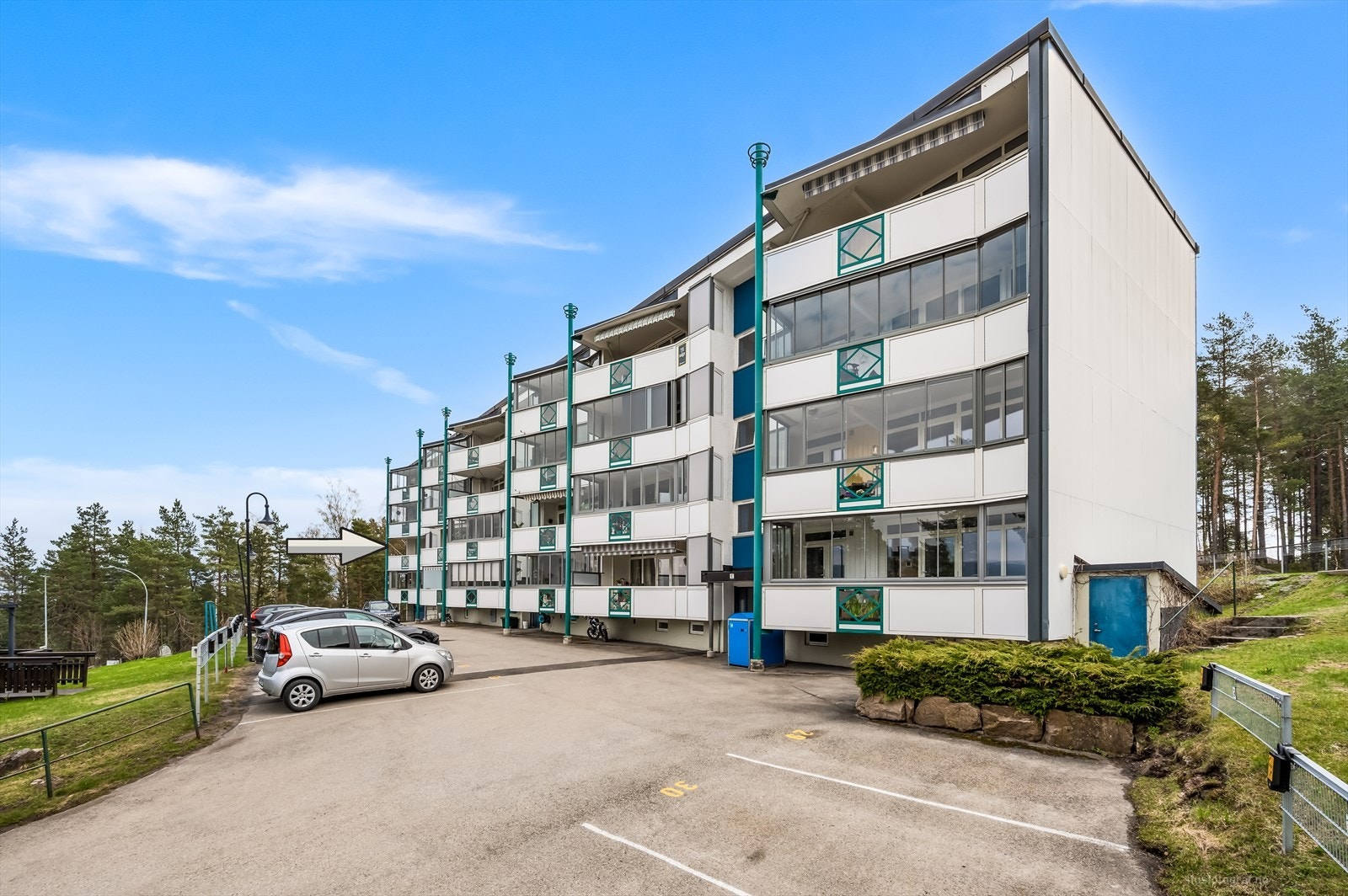 Med leiligheten følger 1 parkeringsplass i felles gårdsplass for borettslaget. Galleribilde