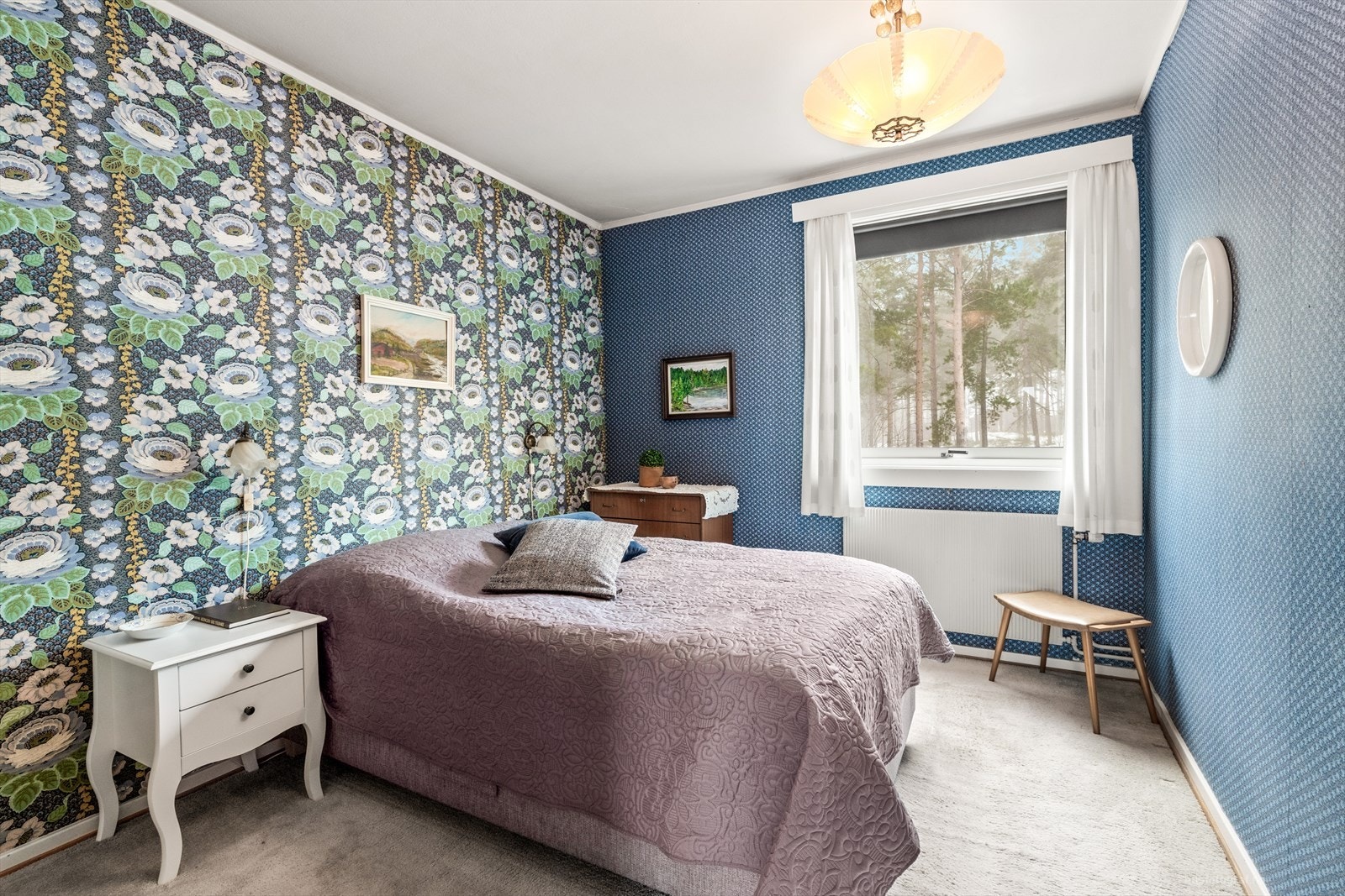 Rommet har tapet på vegger og teppebelegg på gulv. Galleribilde