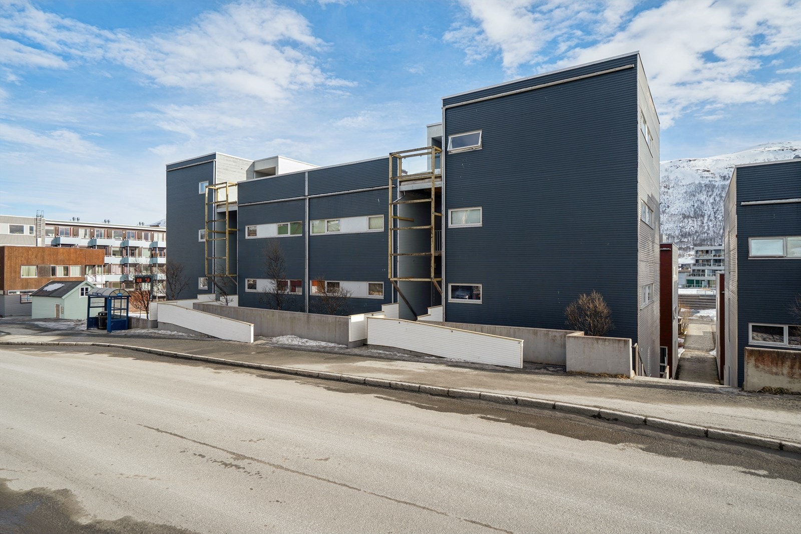 Hjalmar Johansens gate 115 har en sentral beliggenhet i kun 10 minutters gangavstand fra Tromsø sentrum. Galleribilde